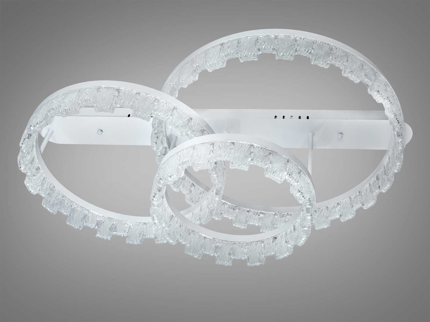 Три кільця люстри з прозорими елементами, що не світяться. Ідеально підходить для декоративного освітлення в сучасних інтер’єрах.