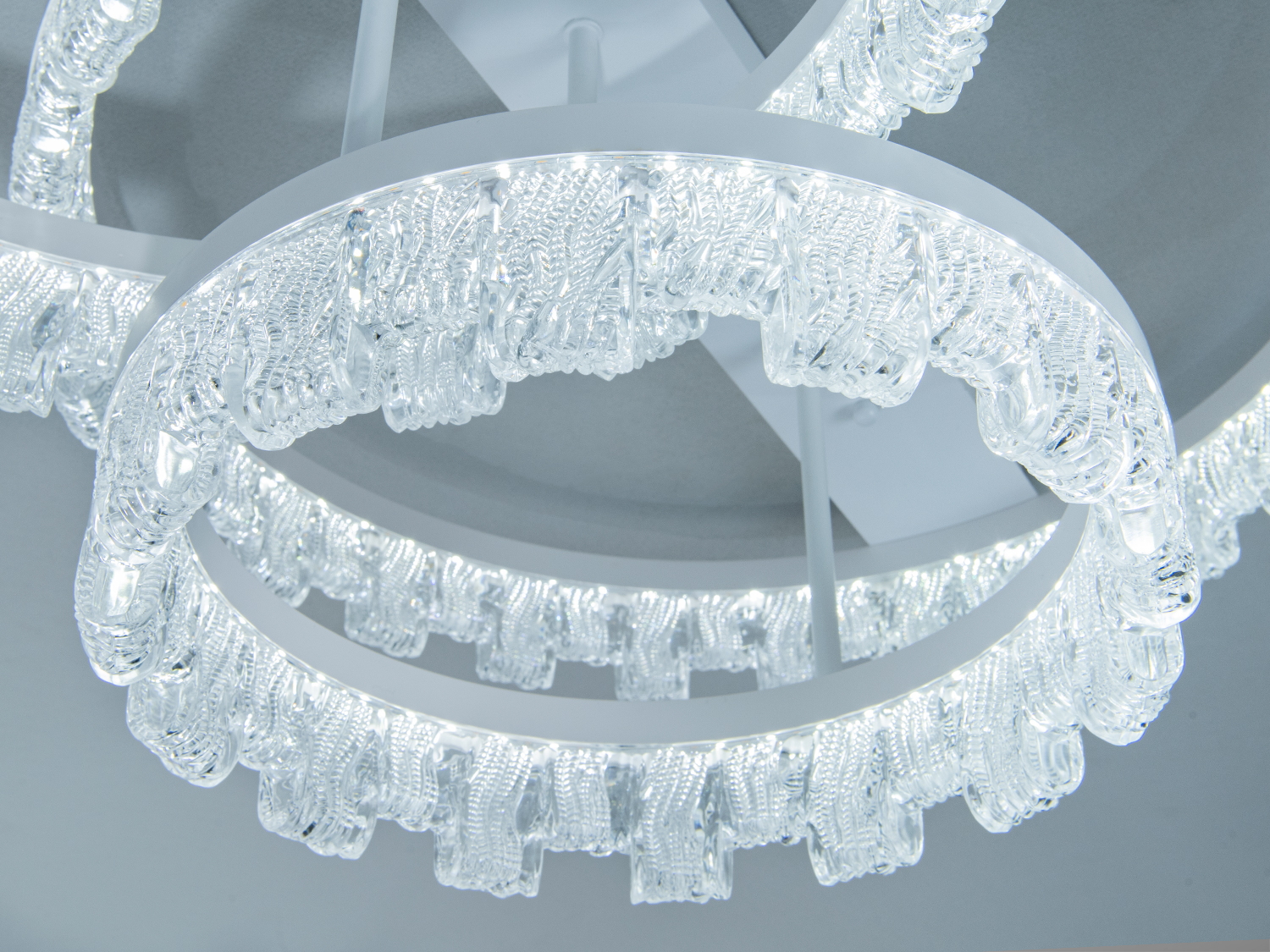 Потолочна світлодіодна люстра MX7805 біла 75 Вт три акрилові кільця сучасна