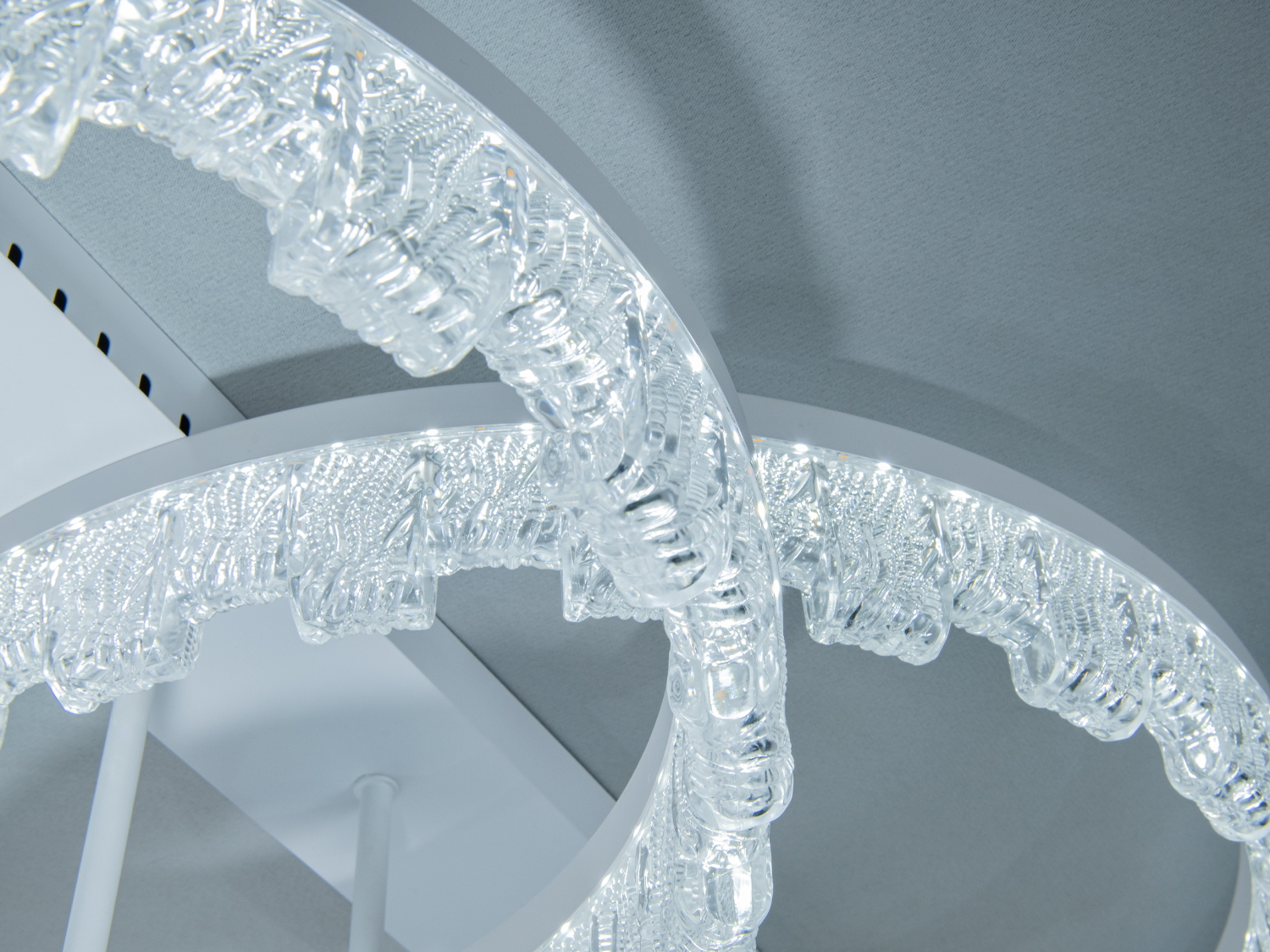 Потолочна світлодіодна люстра MX7805 біла 75 Вт три акрилові кільця сучасна