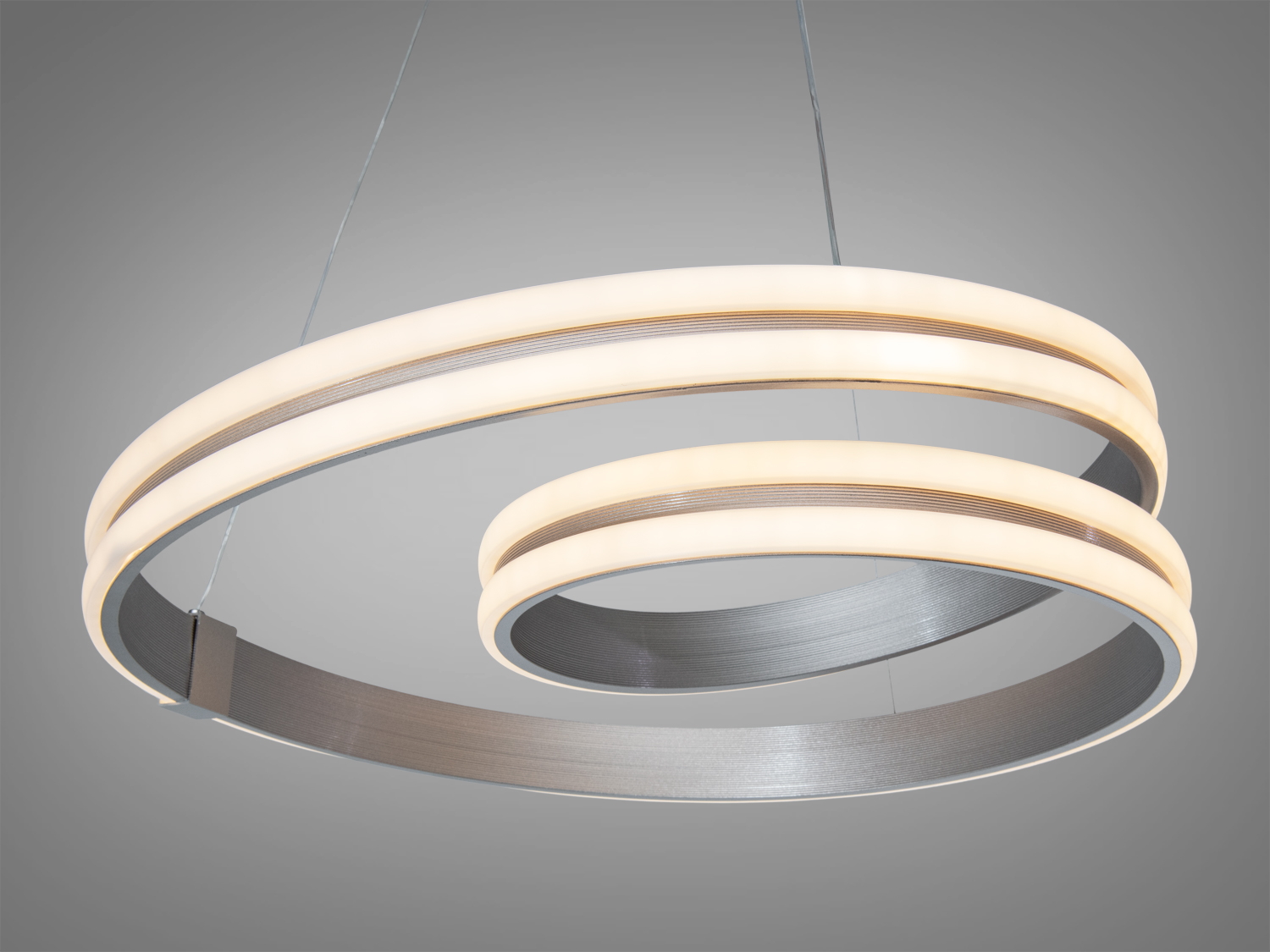 Світильник з теплим світлом, має два кільця різного діаметра, підвісний монтаж.