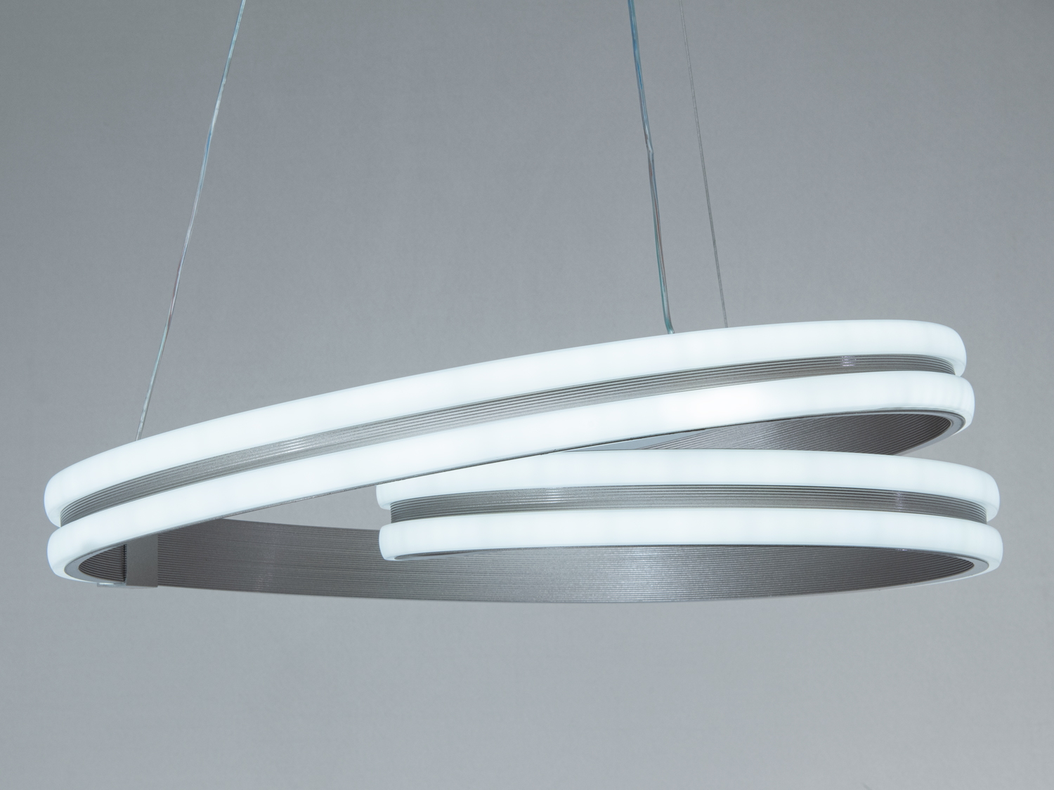 Підвісний світильник з холодним білим світлом, два кільця, підходить для офісного простору.