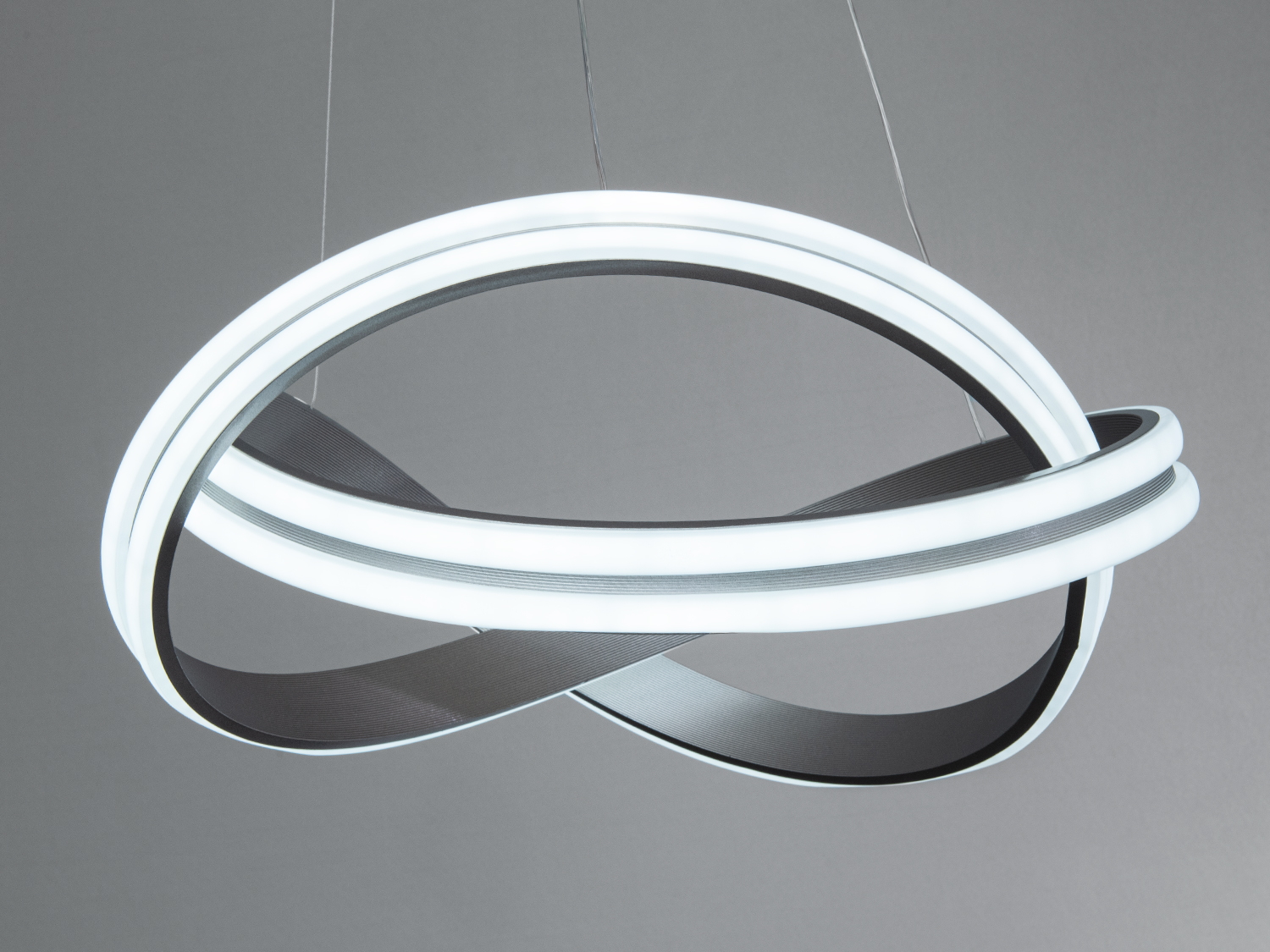 Підвісний світильник з холодним білим світлом. Переплетені кільця з металу створюють мінімалістичний вигляд, ідеальний для сучасних просторів.