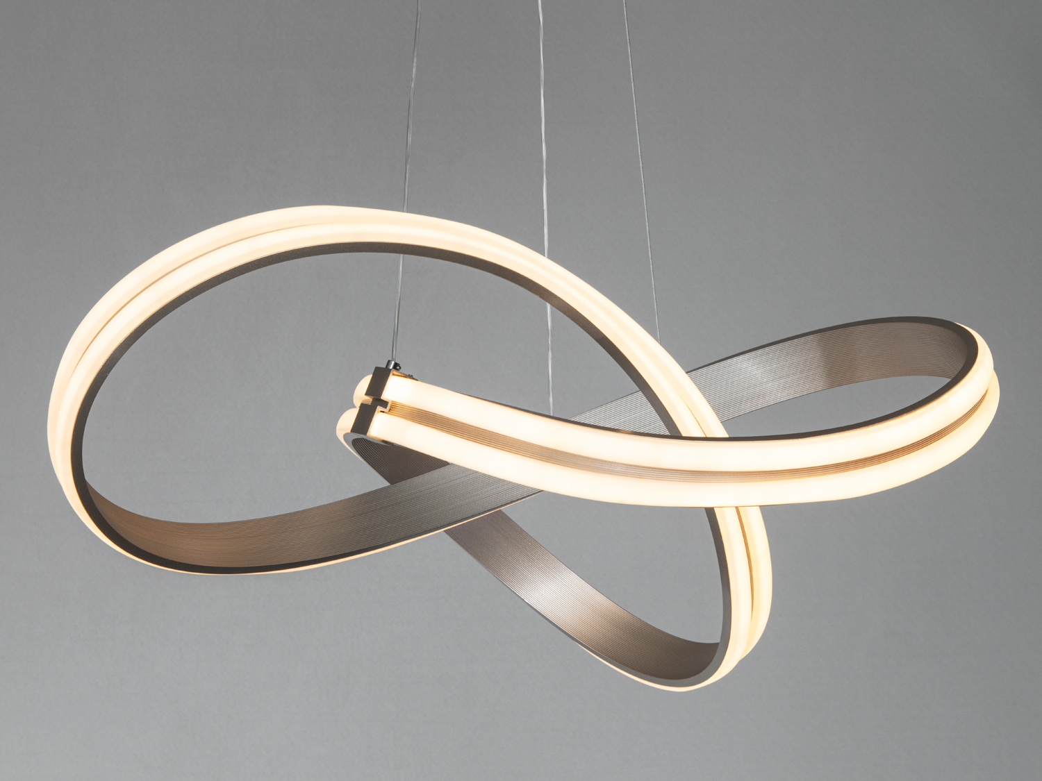 Підвісний світильник з теплим білим LED-світлом, металевий корпус, форма нескінченності. Ідеальний для вітальні або спальні.