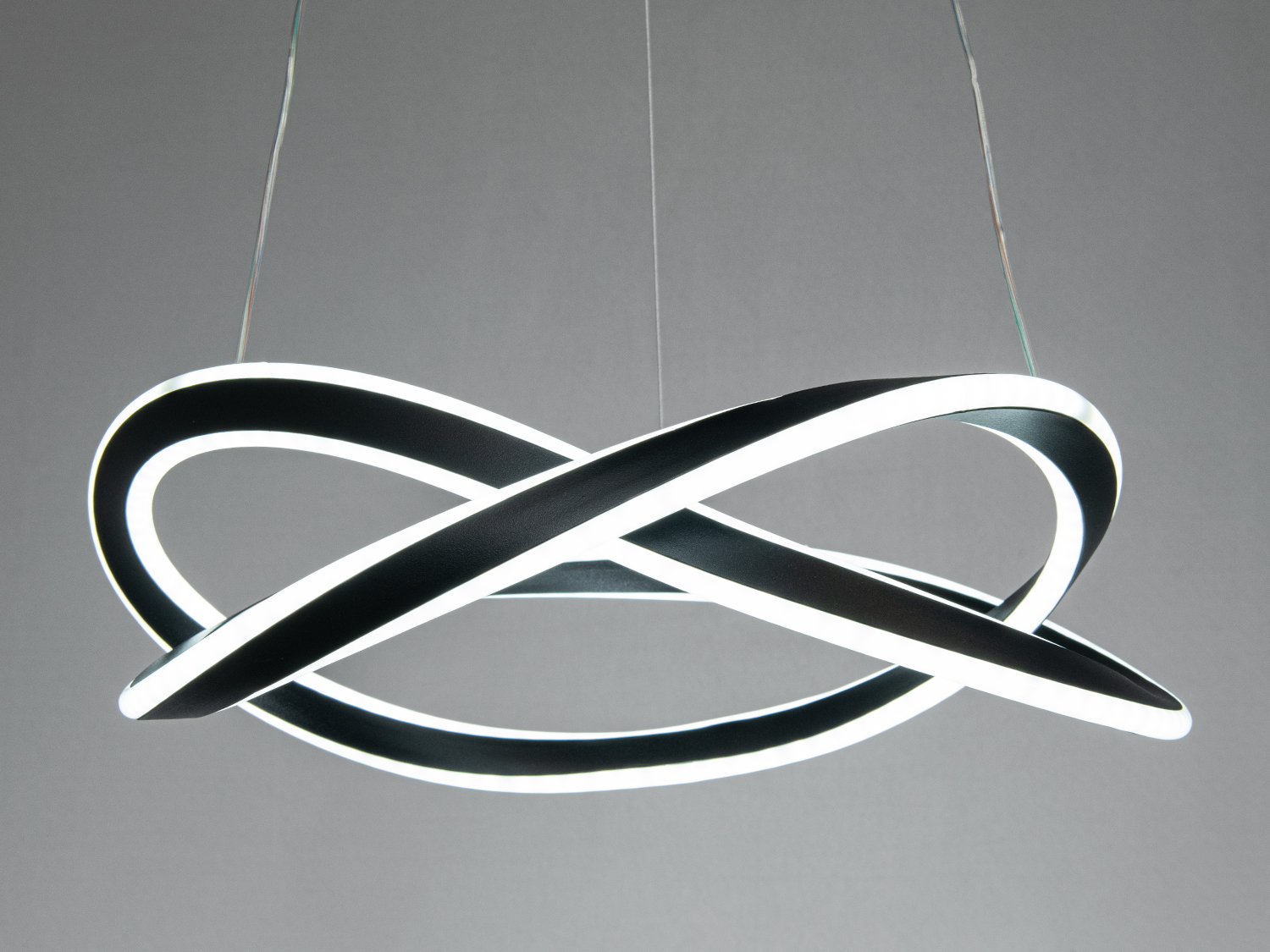 Світильник з чорними матовими кільцями та яскравим LED світлом. Підходить для монтажу в просторих приміщеннях.