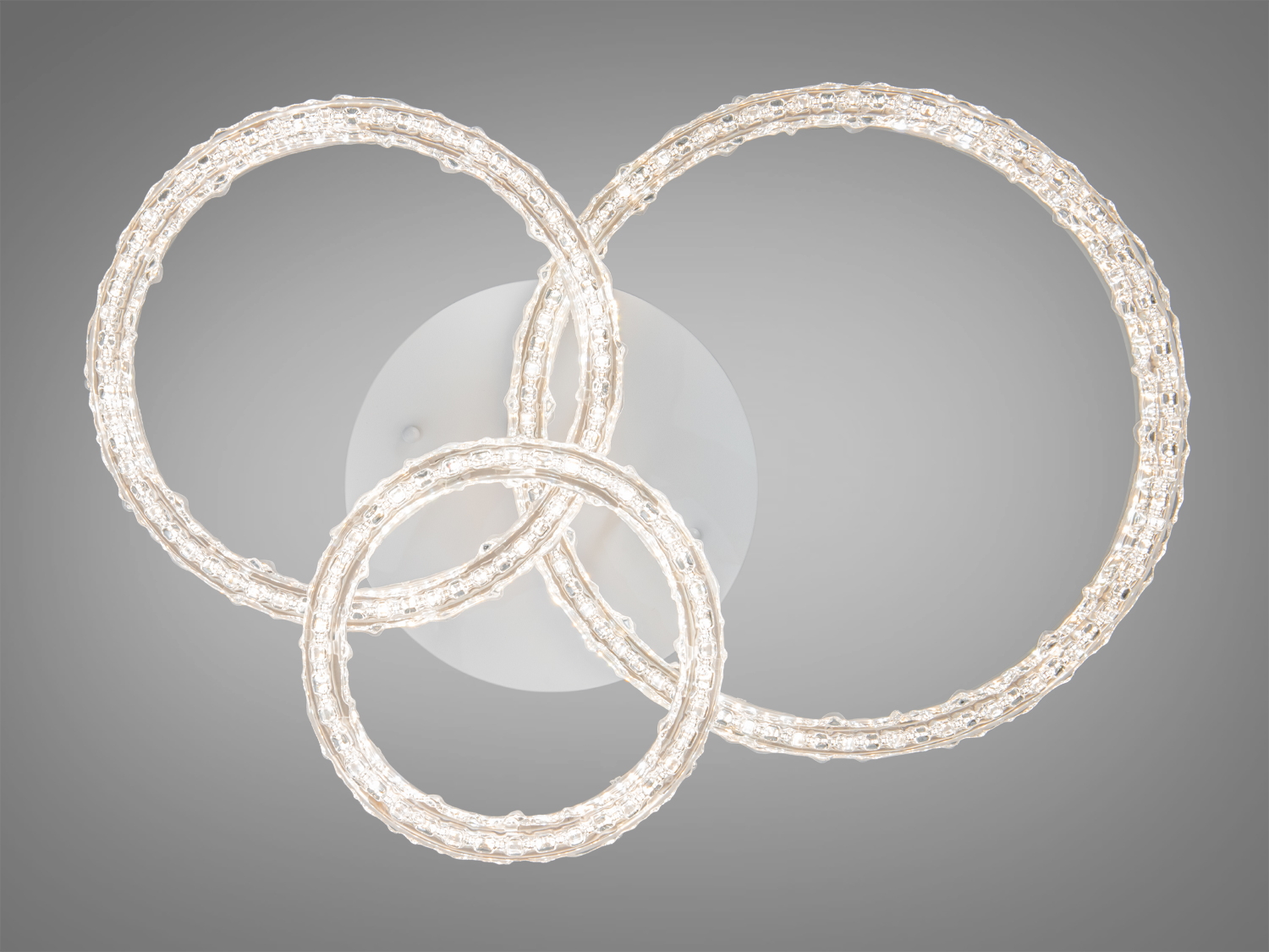 Світильник з трьома кільцями, що перетинаються, з теплим світлом. Призначений для стельового монтажу в сучасних інтер’єрах.