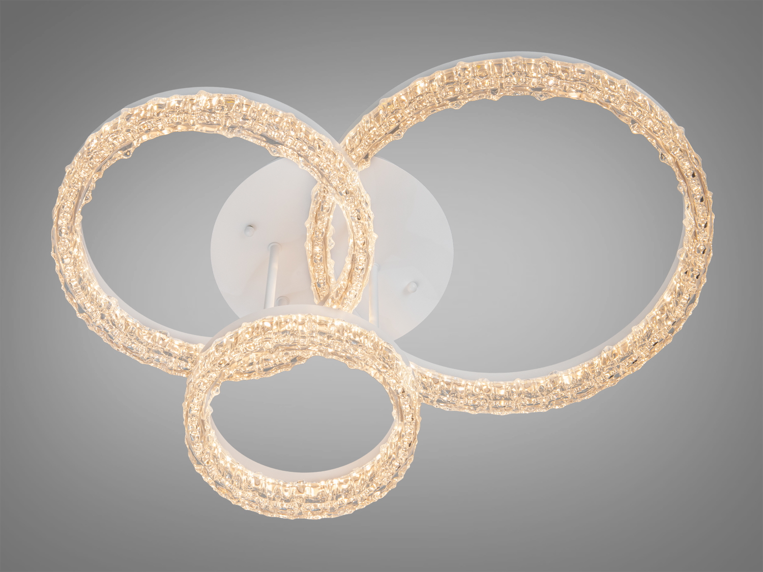 Стельовий світильник з трьома кільцями, що перетинаються, з теплим світлом. Виконаний у сучасному стилі, підходить для вітальні.