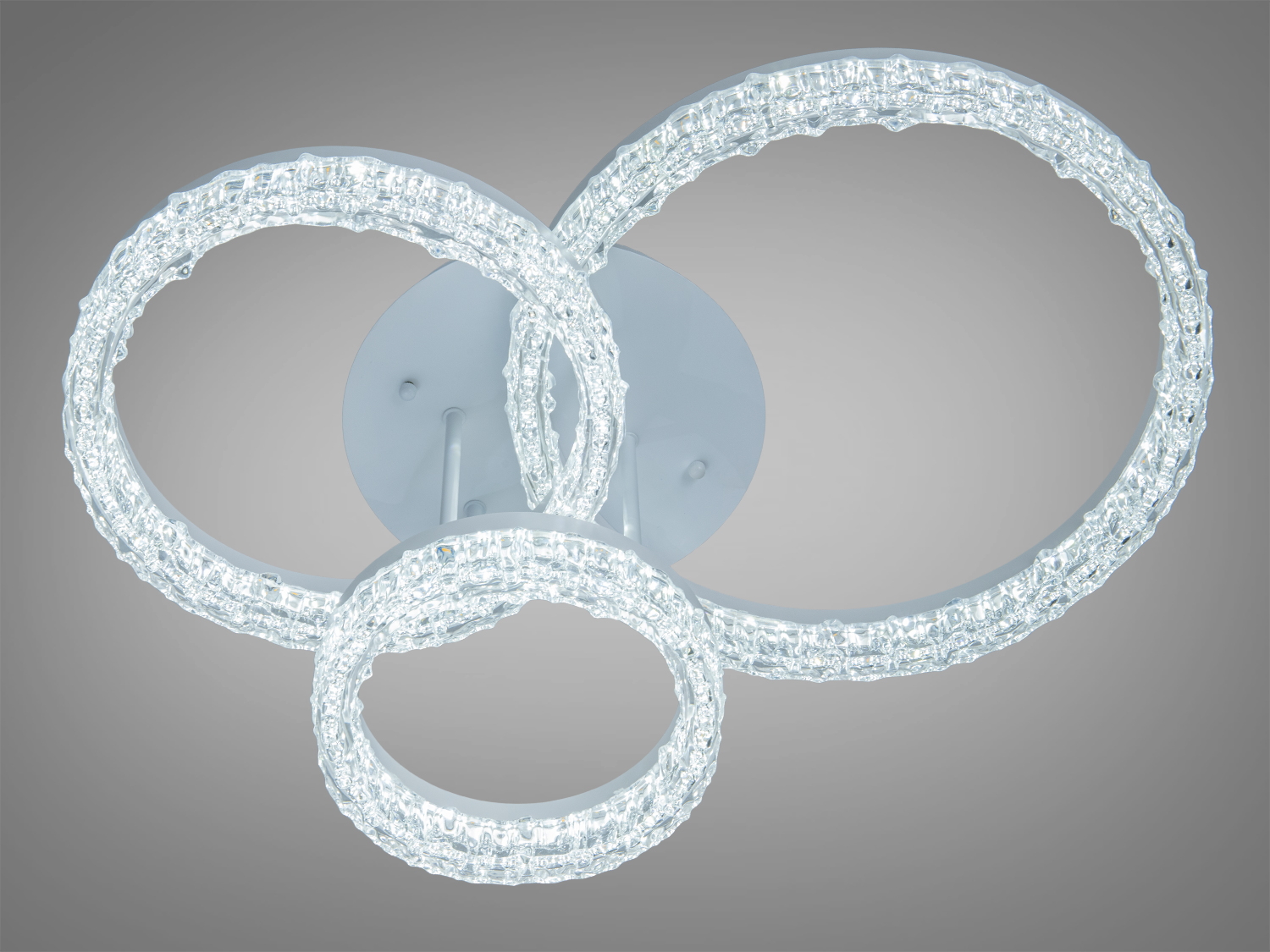 Світильник з трьома кільцями, що перетинаються, з холодним світлом. Підходить для стельового монтажу в офісних приміщеннях.