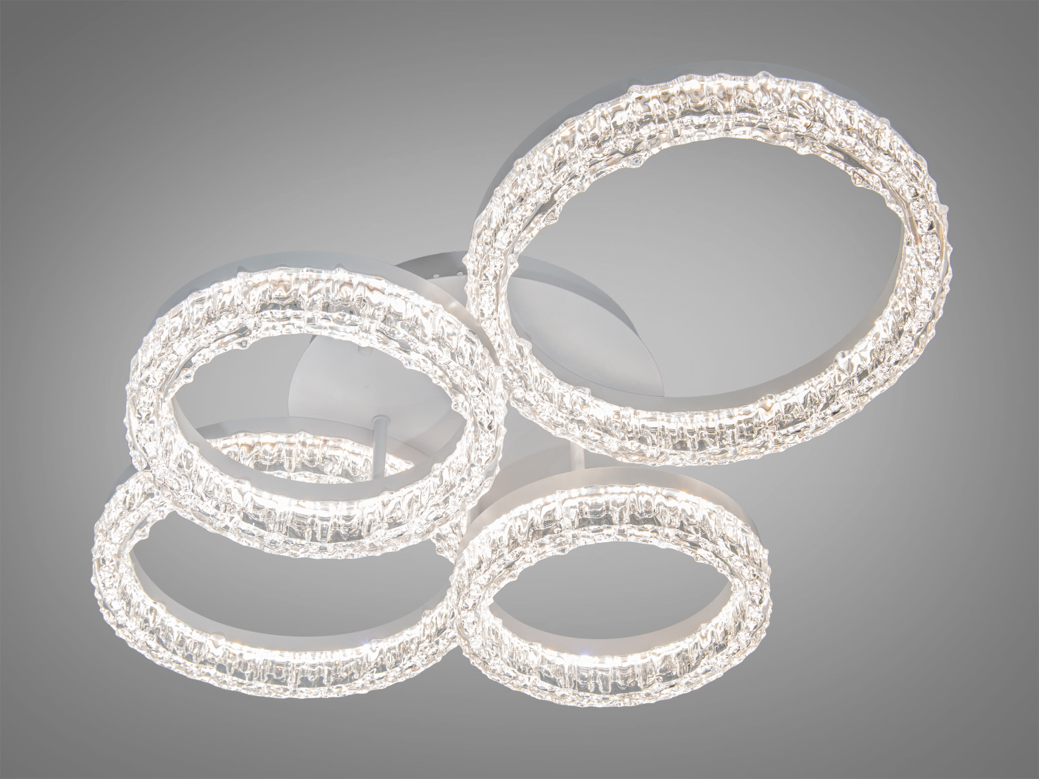 Світильник з чотирма кільцями, виконаними з прозорого матеріалу, що створює ефект кришталю. Підходить для стельового монтажу.