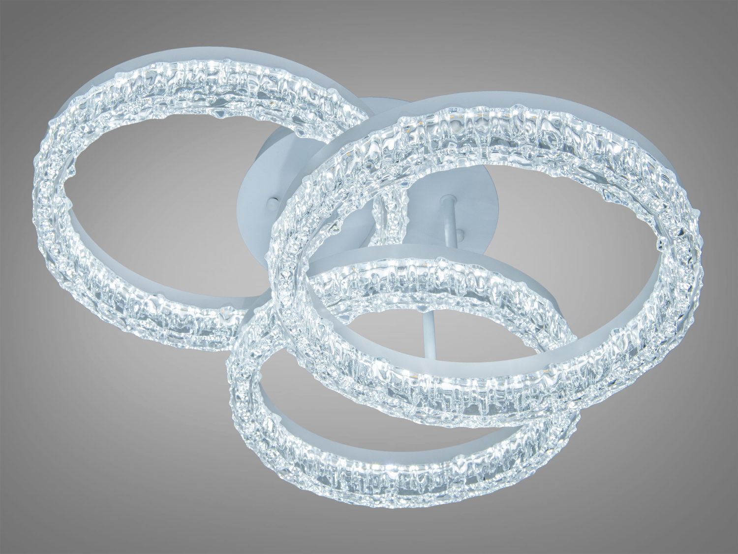 Елегантна люстра з трьома кільцями, що світяться, ідеальна для монтажу в сучасних приміщеннях.