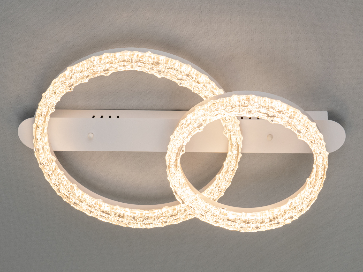 Настінний світильник з теплим жовтим світлом, що створює затишну атмосферу. Виготовлений з акрилу, підходить для спальні.