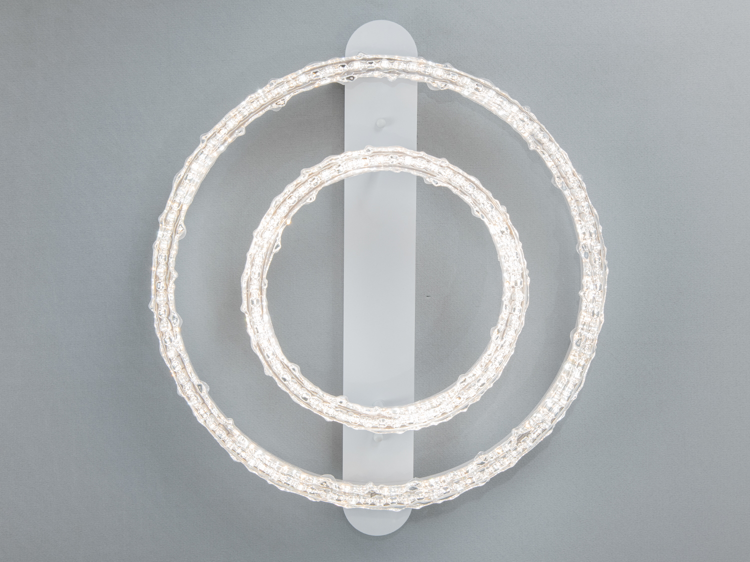 Стельовий світильник з двома кільцями, виготовленими з прозорого матеріалу. Призначений для сучасних інтер’єрів.