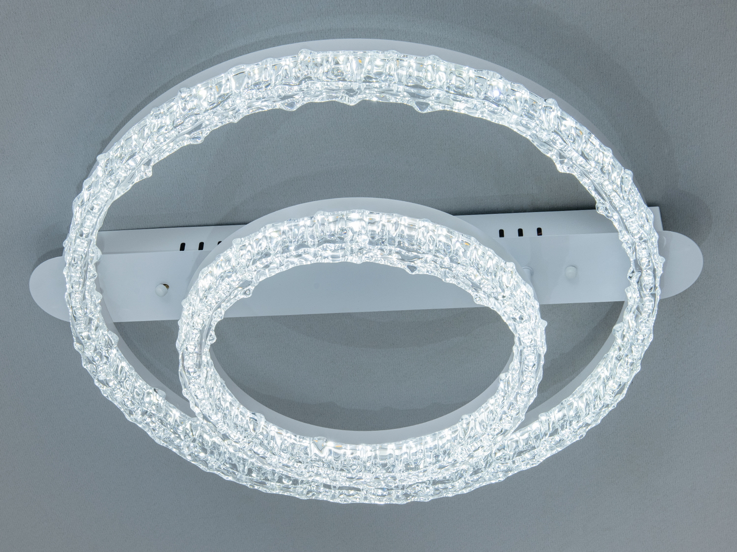 Стельовий світильник з двома кільцями, що випромінюють холодне біле світло. Підходить для офісних приміщень.