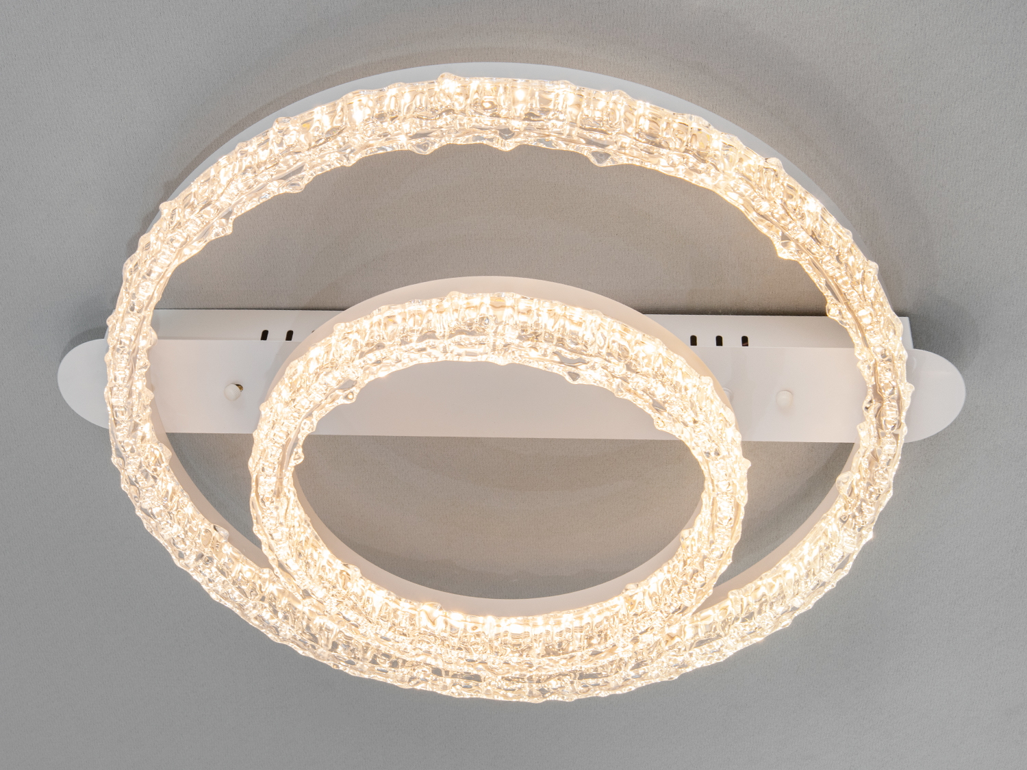 Світильник з теплим білим світлом, що монтується на стелю. Ідеальний для затишних житлових кімнат.