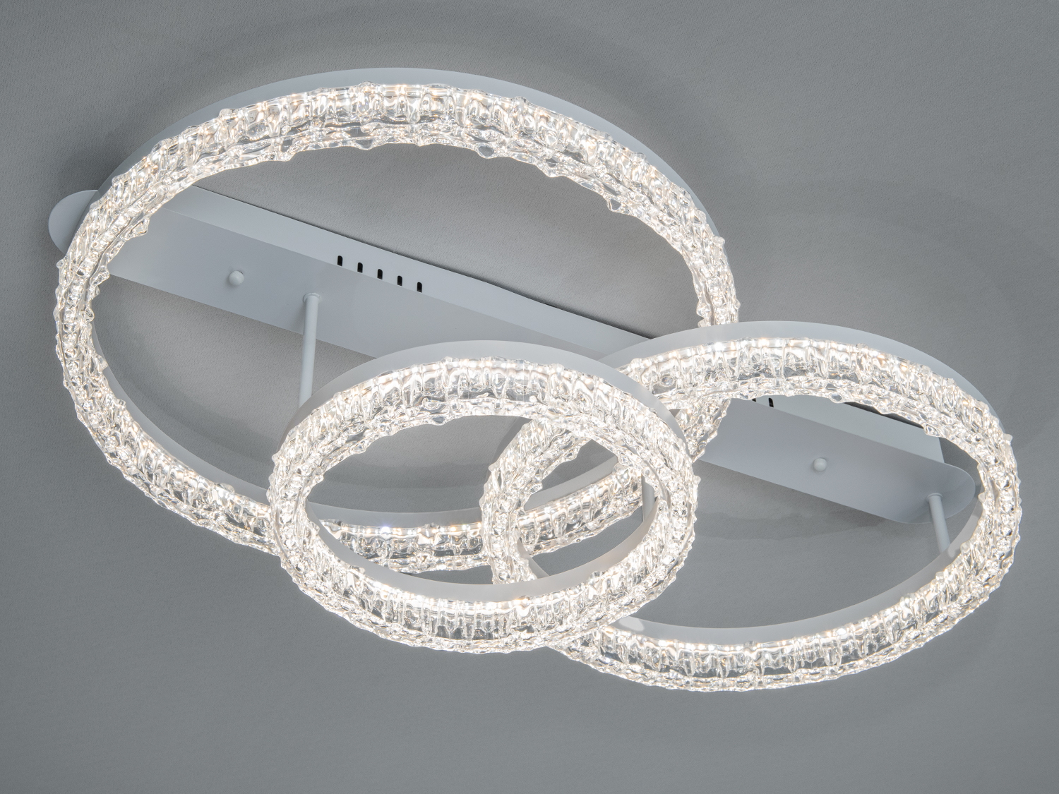 Стельовий світильник з трьома прозорими кільцями, що забезпечують рівномірне освітлення. Ідеальний для вітальні.