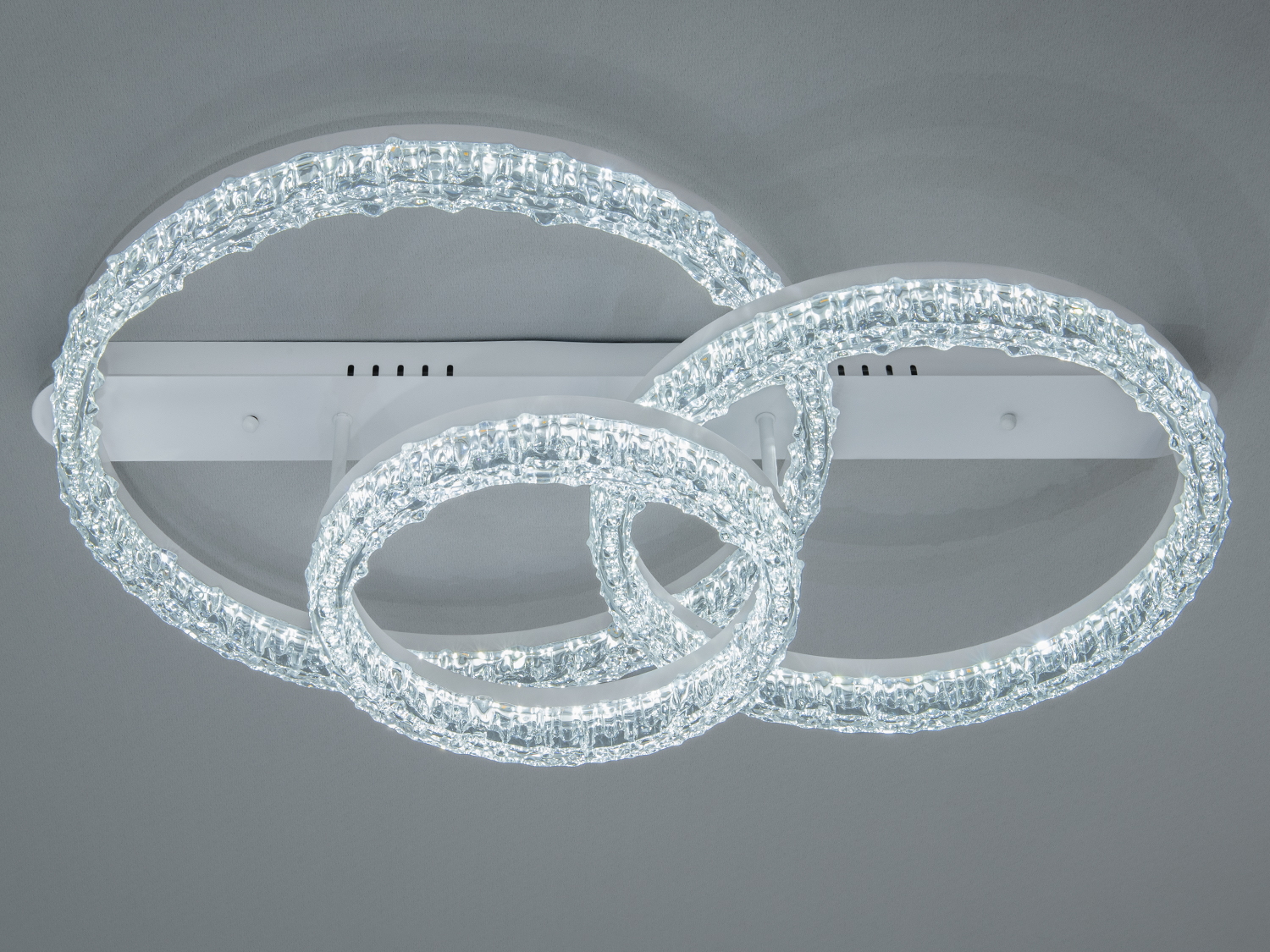 Світлодіодний світильник з трьома кільцями, що підвішуються на стелю. Виготовлений з міцного матеріалу для тривалого використання.