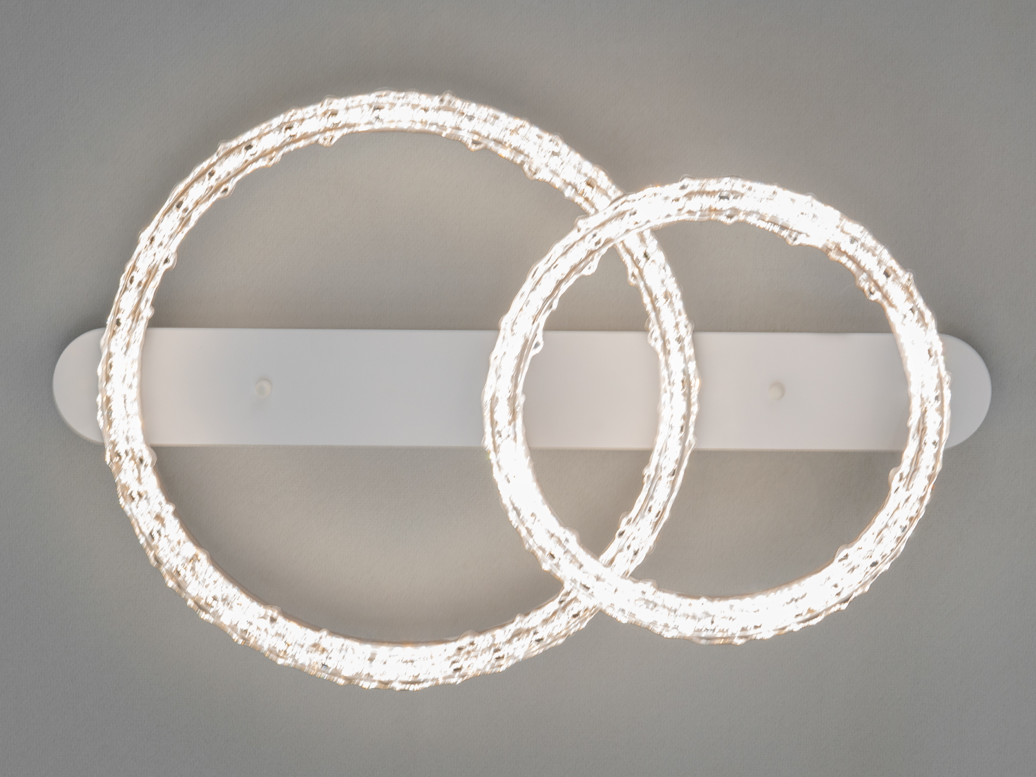 Сучасна світлодіодна люстра MX78203 з білим корпусом і двома акриловими кільцями для рівномірного світла.