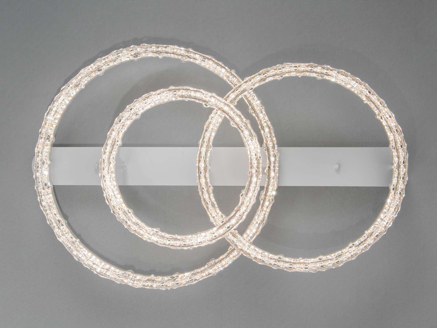 Світлодіодна люстра MX78203 з трьома акриловими кільцями біла 103W - ідеальне рішення для сучасних інтер′єрів з енергоефективністю.