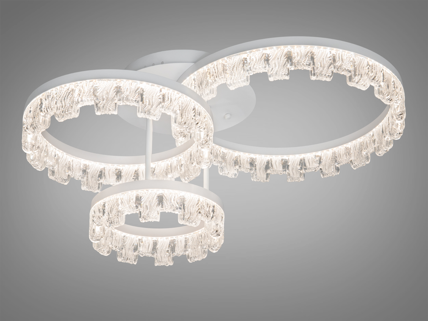 Світильник з трьома круглими LED кільцями, що створюють тепле біле освітлення. Витончений дизайн для сучасного інтер′єру.