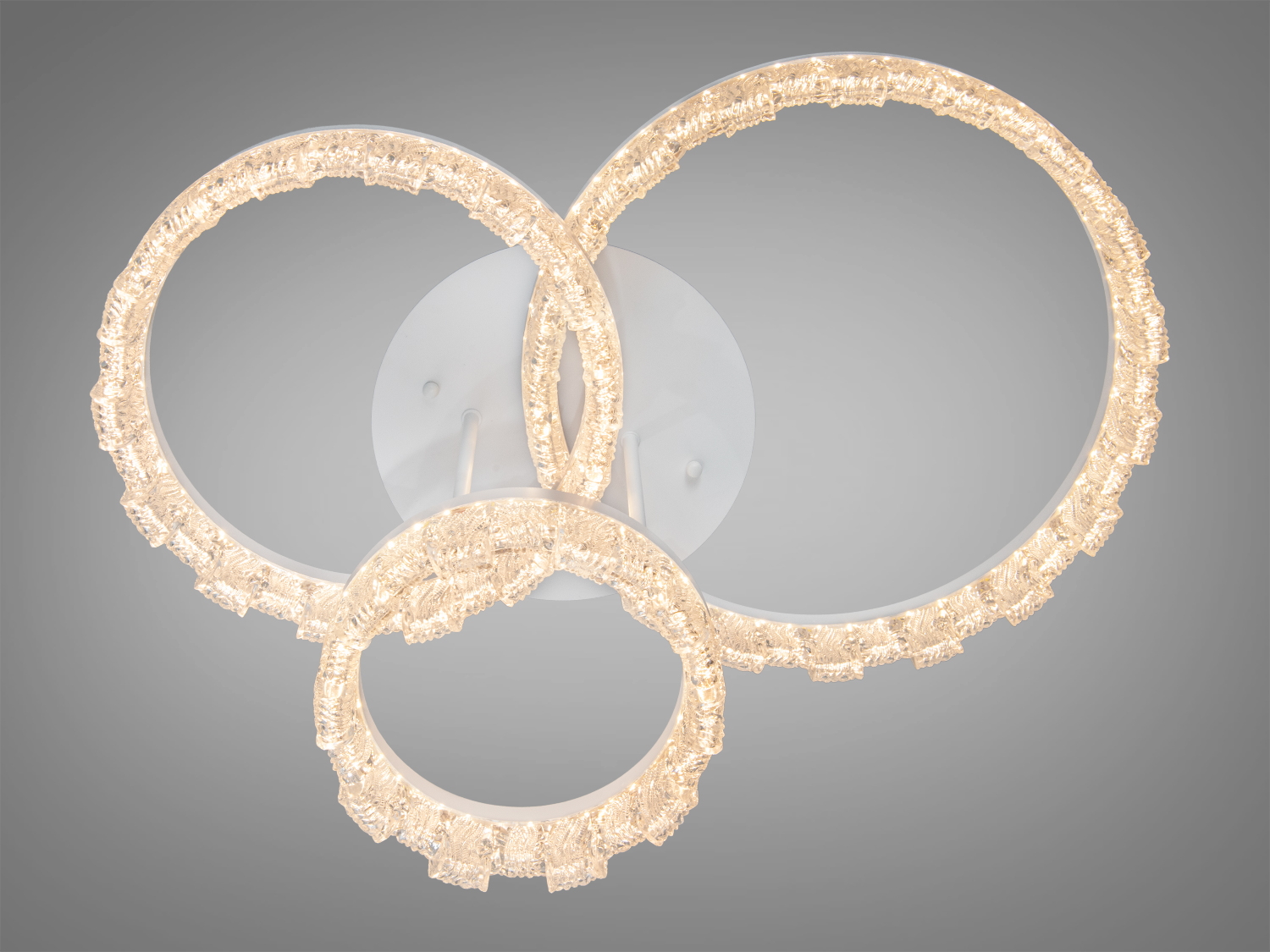 Стельовий світильник з трьома перехрещеними LED кільцями, що забезпечують м’яке освітлення. Ідеальний для вітальні.