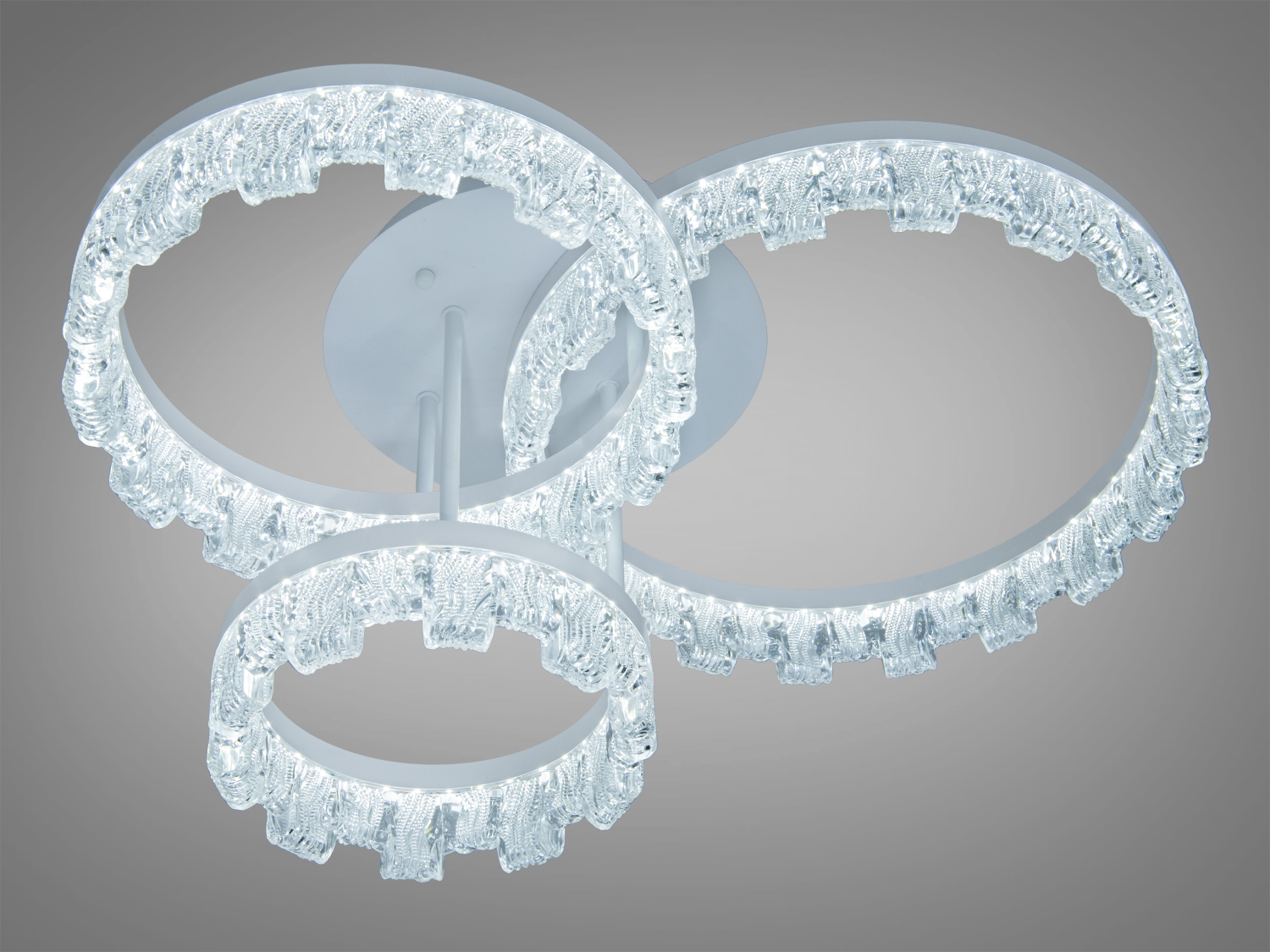 LED світильник з трьома кільцями, що випромінює холодне біле світло. Підходить для офісного простору.