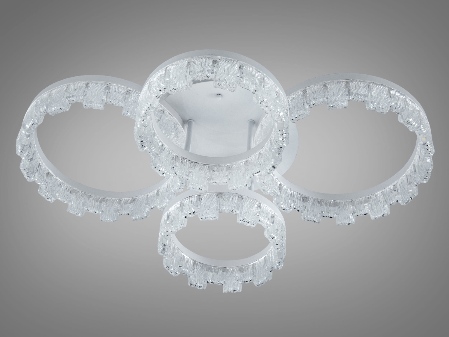 Світильник з чотирма кільцями, що кріпляться до стелі, з прозорими деталями. Підходить для просторих кімнат.