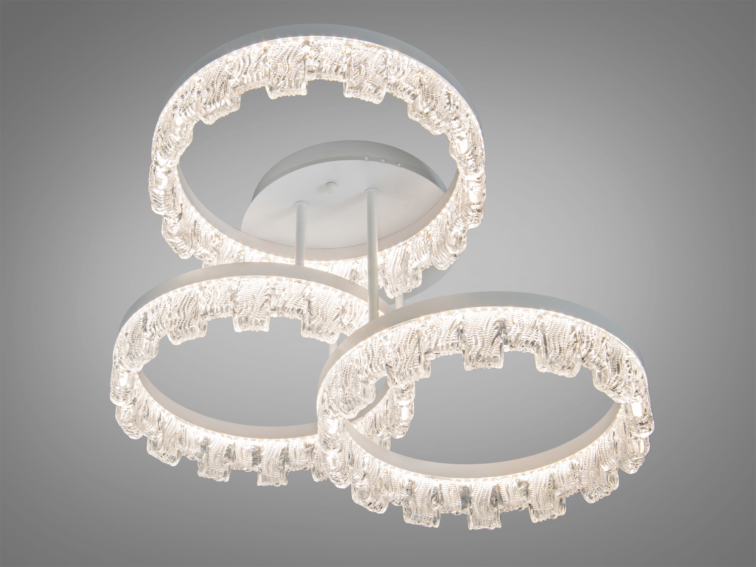 Стельовий світильник з трьома кільцями, що випромінює нейтральне біле світло. Ідеальний для офісного простору.