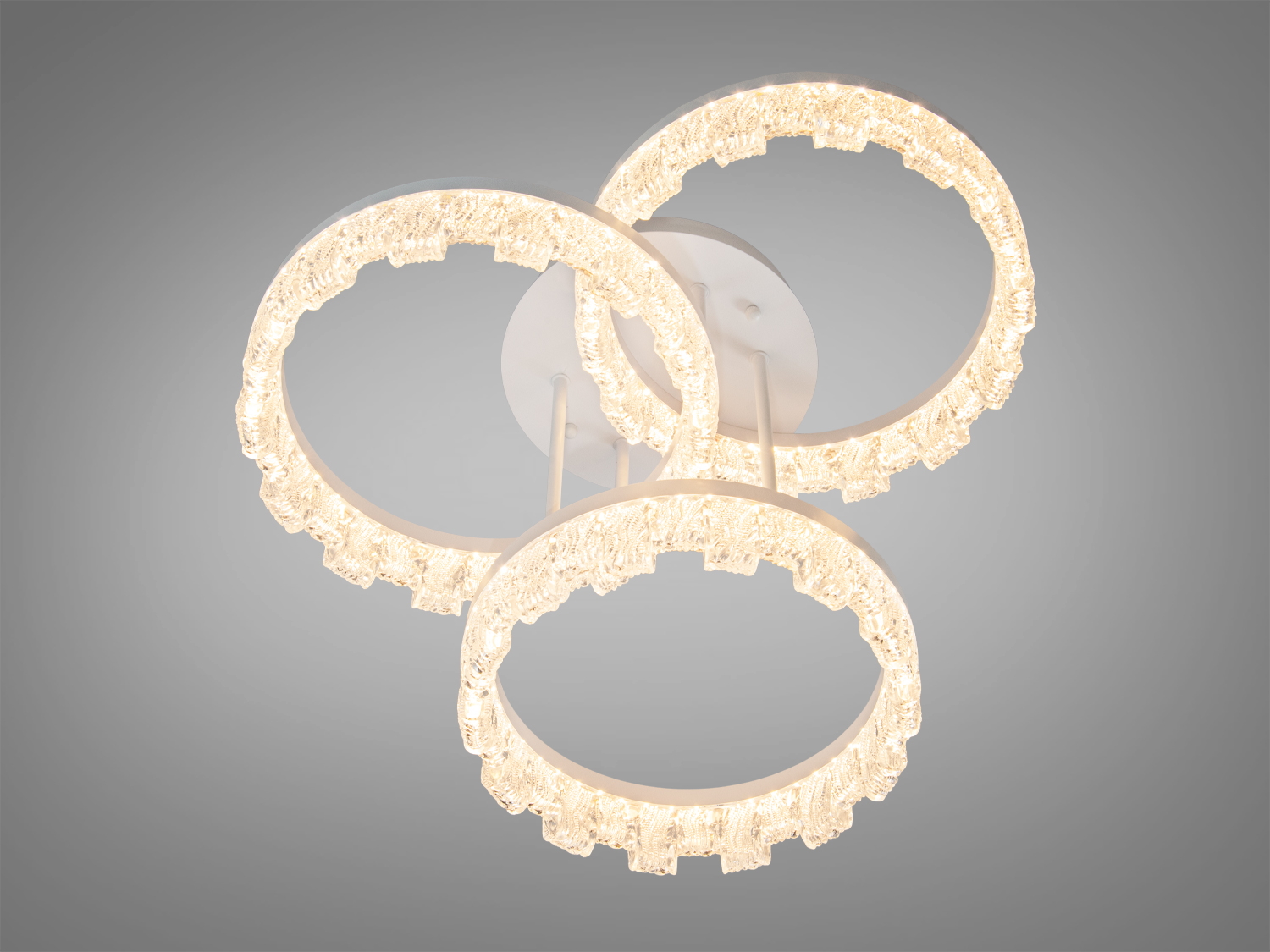 Світильник з трьома кільцями, що випромінює тепле біле світло. Підходить для затишного домашнього інтер’єру.