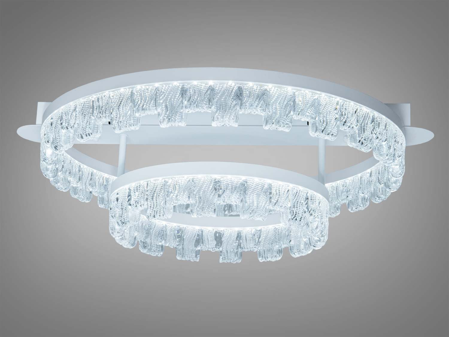 Світильник з двома кільцями, які випромінюють холодне біле світло, підходить для сучасних інтер’єрів.