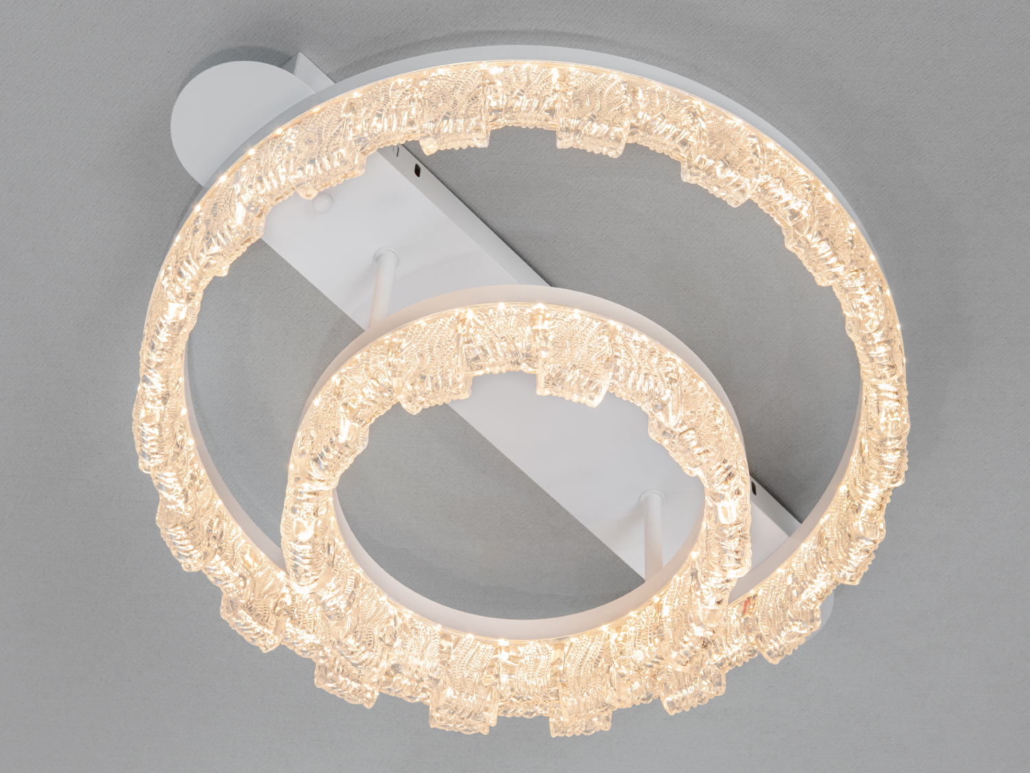 Світлодіодна стельова люстра Diasha 55 Вт з акриловими кільцями для кімнат 9-10 м². Рівномірне біле світло без пульта, сучасний дизайн.