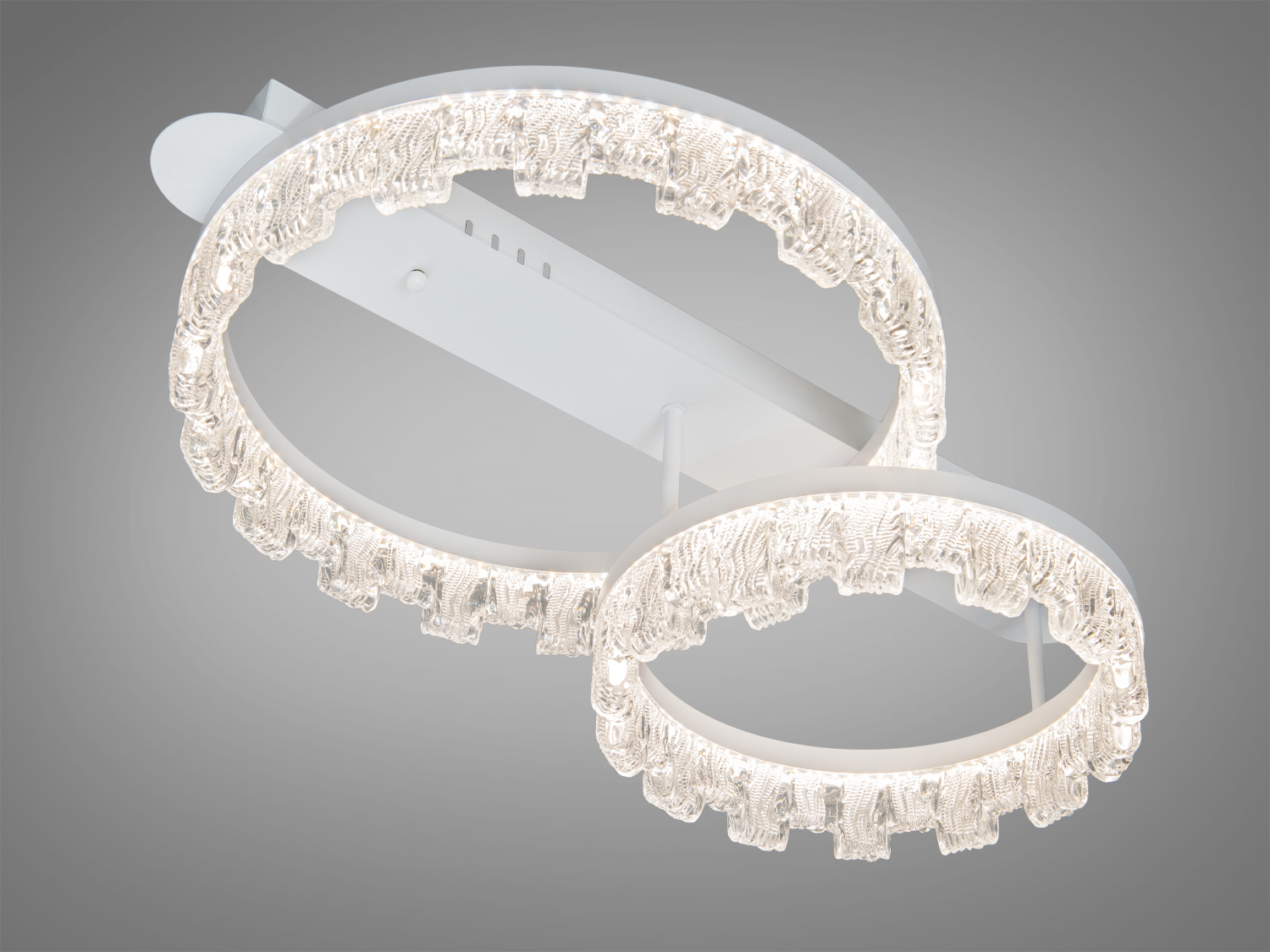 Потолочная светодиодная люстра Diasha 64 Вт с акриловыми кольцами в белом цвете для современных интерьеров и комфортного освещения.