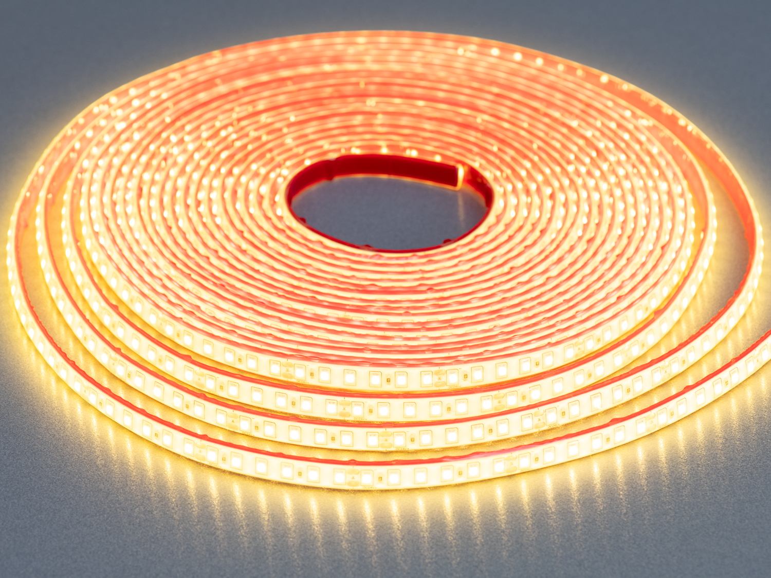 Світлодіодна стрічка 24в, 120 шт/м, герметична, 8мм, теплий.  Лед стрічка ідеально підходить для використання у вологих приміщеннях, на відкритих терасах, під навісами або на балконах.