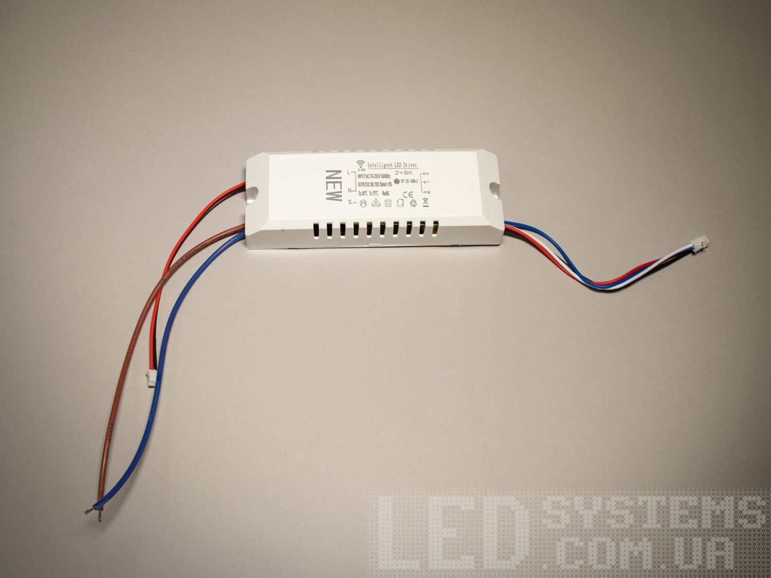 Універсальний комплект для переобладнання світлодіодних люстр.

Блок приймача пульта встановлюється місце рідного блоку живлення світлодіодної люстри. Цей комплект може бути використаний на люстрах з робочим струмом світлодіодних модулів від 210 до 300 мА. Діммер має 2 вихідні канали для підключення до стандартної світлодіодної люстри, схема підключення 