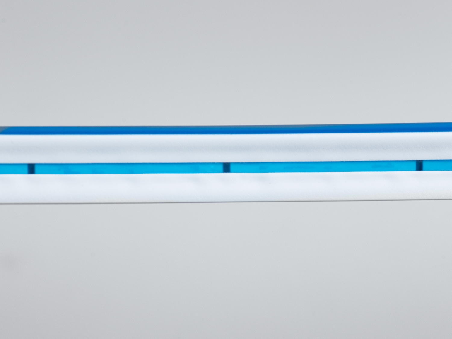 Світлодіодна стрічка з синім і білим покриттям, призначена для підсвічування меблів, легко встановлюється.