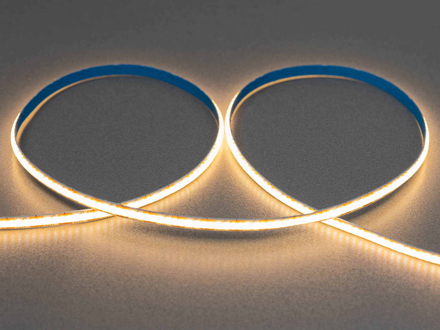 COB LED стрічка 12В, 400 діодів на метр, 5мм, теплий. Придбайте COB лед стрічку, яка створює безперервну світлову лінію без точкового ефекту, надаючи інтерєру естетичної завершеності.