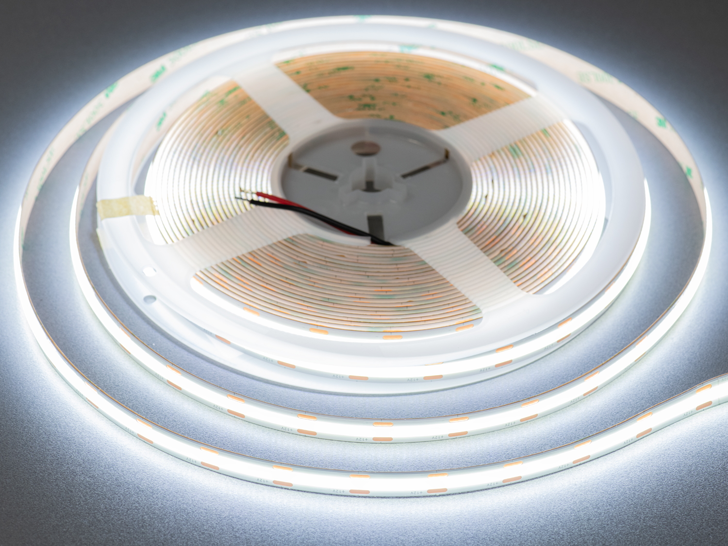 COB LED стрічка 12В, 608 діодів на метр, 10мм, холодний. Придбайте лед стрічку, яка працює тихо, без мерехтіння, зберігає рівномірність світла до кінця терміну служби.