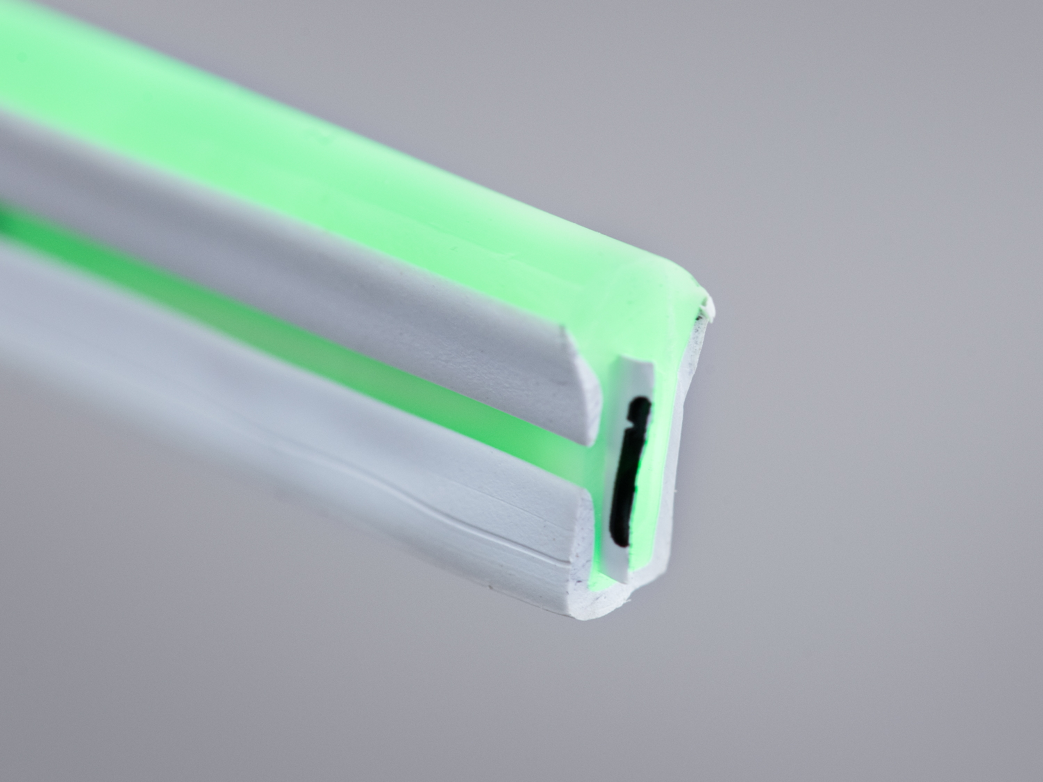 LED NEON 220в, герметичний, 7x15мм, блакитний. Придбайте гнучку неонову стрічку, надійне, яскраве та економічне рішення для зовнішнього, технічного та архітектурного освітлення.