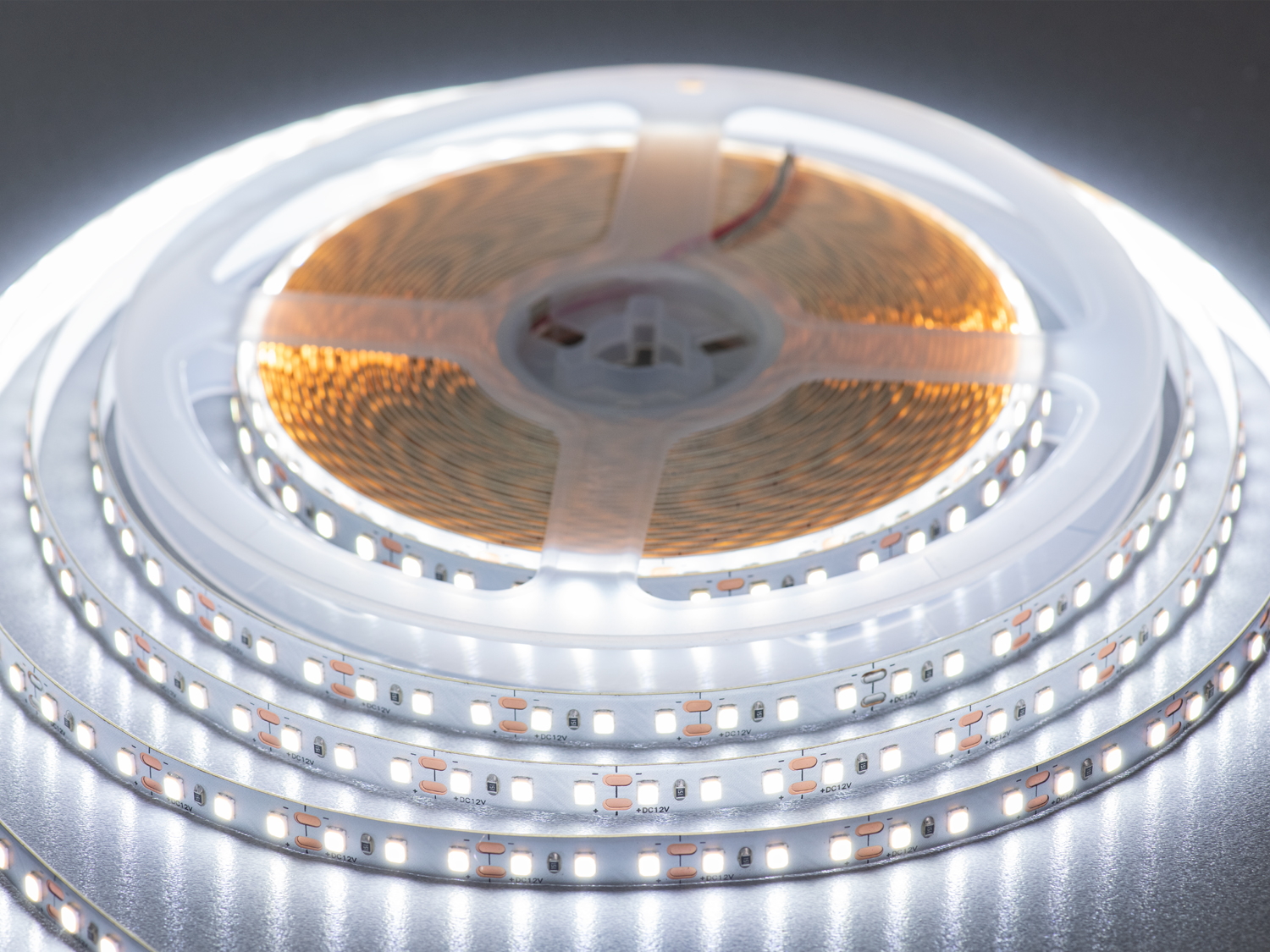 LED стрічка 12В, 120 діодів на метр, 8 мм, холодний. Її структура візуально бездоганна: лінії рівні, кут розсіювання — широкий, а світіння — глибоке, інтенсивне, холодне. LED стрічка 12В, 120 діодів на метр, 8 мм, холодний. Її структура візуально бездоганна: лінії рівні, кут розсіювання — широкий, а світіння — глибоке, інтенсивне, холодне.