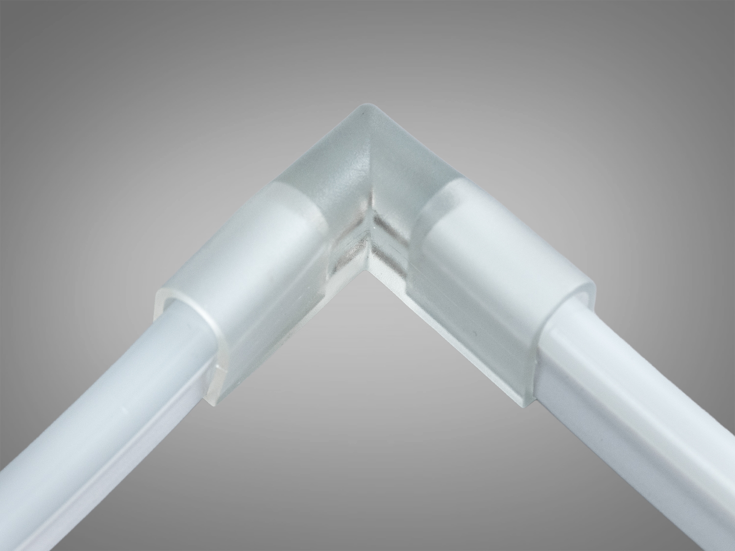 Кутовий з′єднувач для світлодіодних стрічок, виготовлений з прозорого матеріалу, забезпечує плавний перехід. Використовується для внутрішнього монтажу.