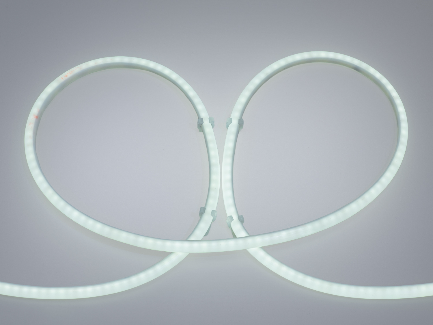 Гнучка світлодіодна стрічка у формі петлі, підходить для декоративного освітлення інтер′єру.