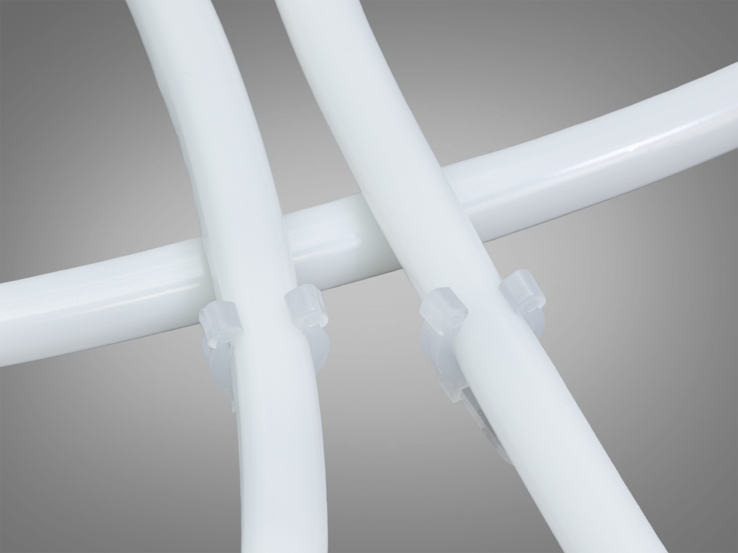 Світлодіодна стрічка з пластиковими затискачами для надійного кріплення, що дозволяє легко встановлювати у будь-якому положенні.