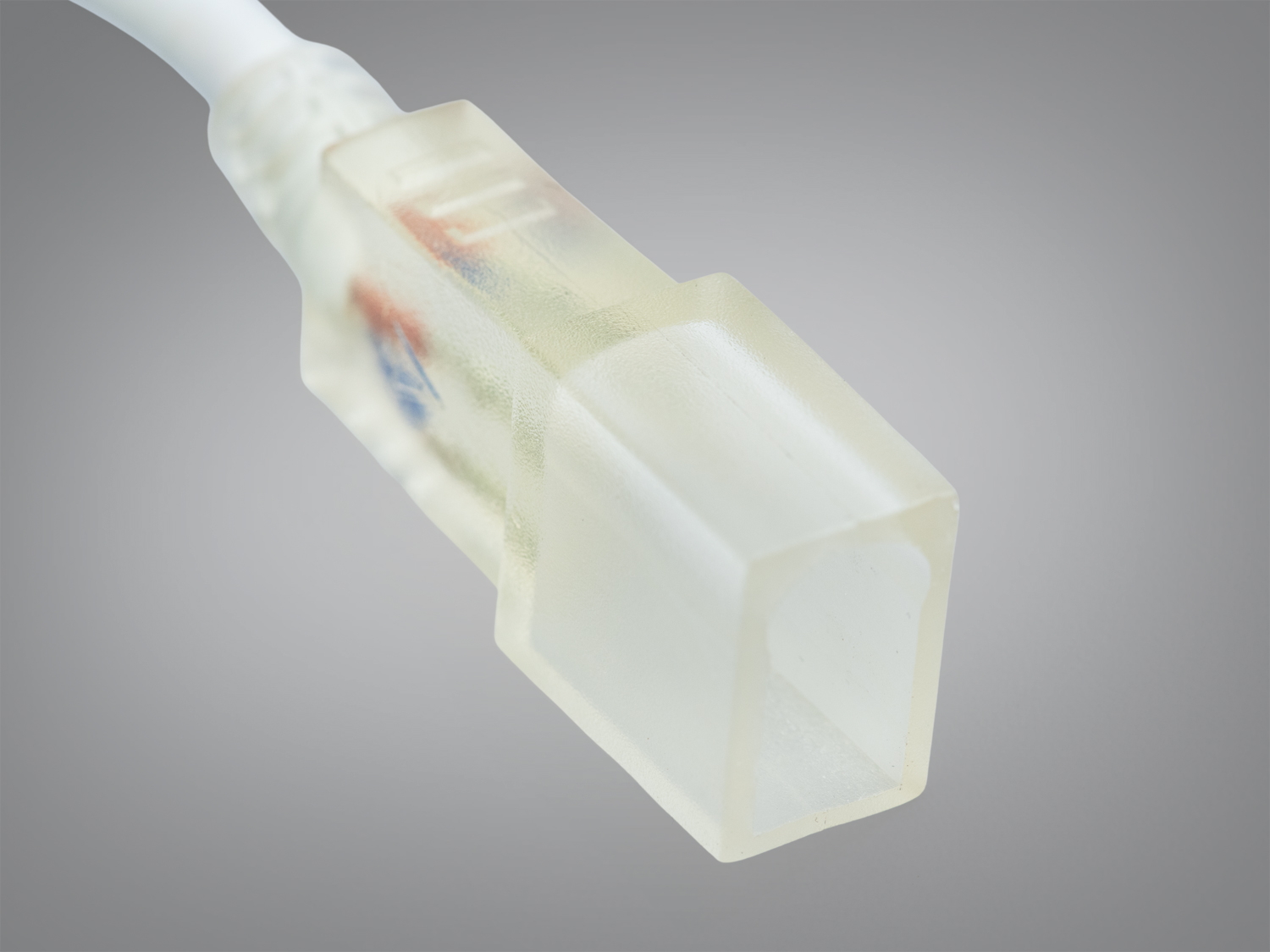 Прозорий пластиковий роз′єм кабелю, що дозволяє бачити внутрішні дроти, підходить для монтажу в освітлювальні системи.