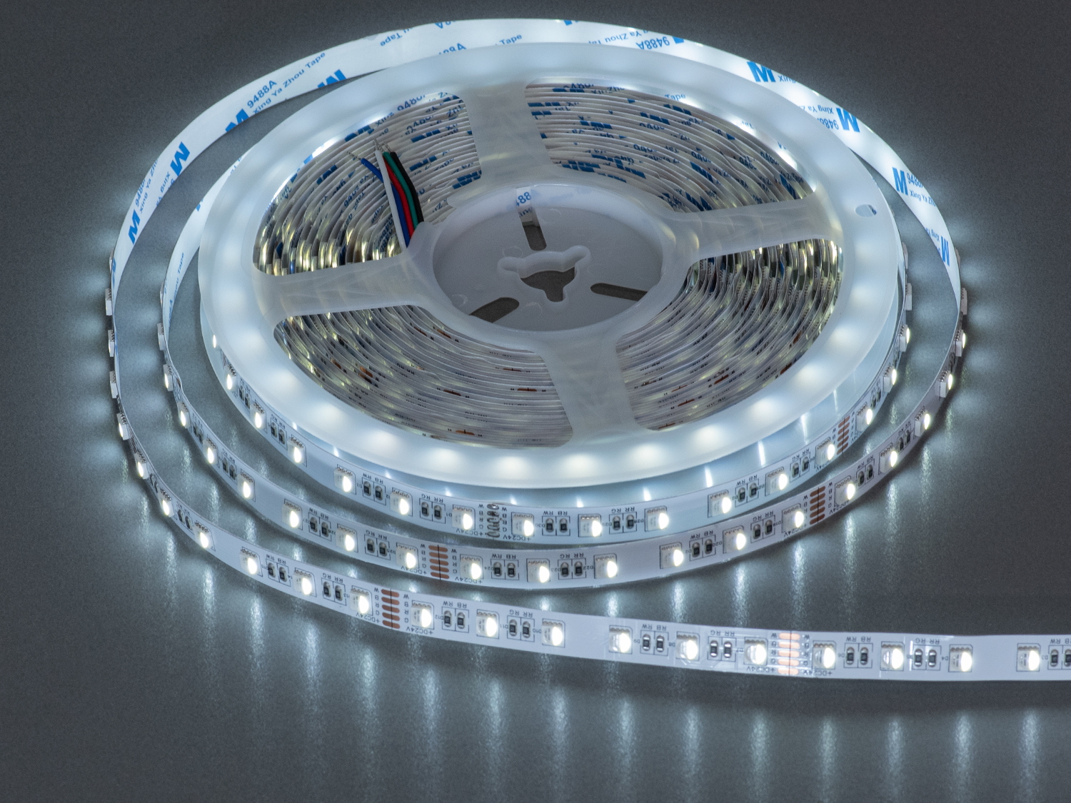 Світлодіодна стрічка з синім світлом, ідеальна для декоративного підсвічування. Гнучка структура дозволяє легко адаптуватися до різних поверхонь.