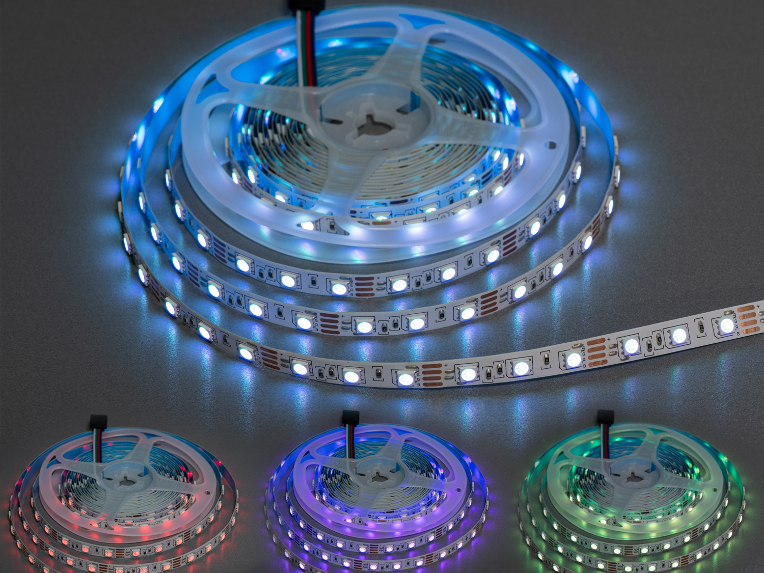 Світлодіодна стрічка з різнокольоровими діодами на котушці, підходить для декоративного освітлення. Гнучка конструкція дозволяє легко монтувати.