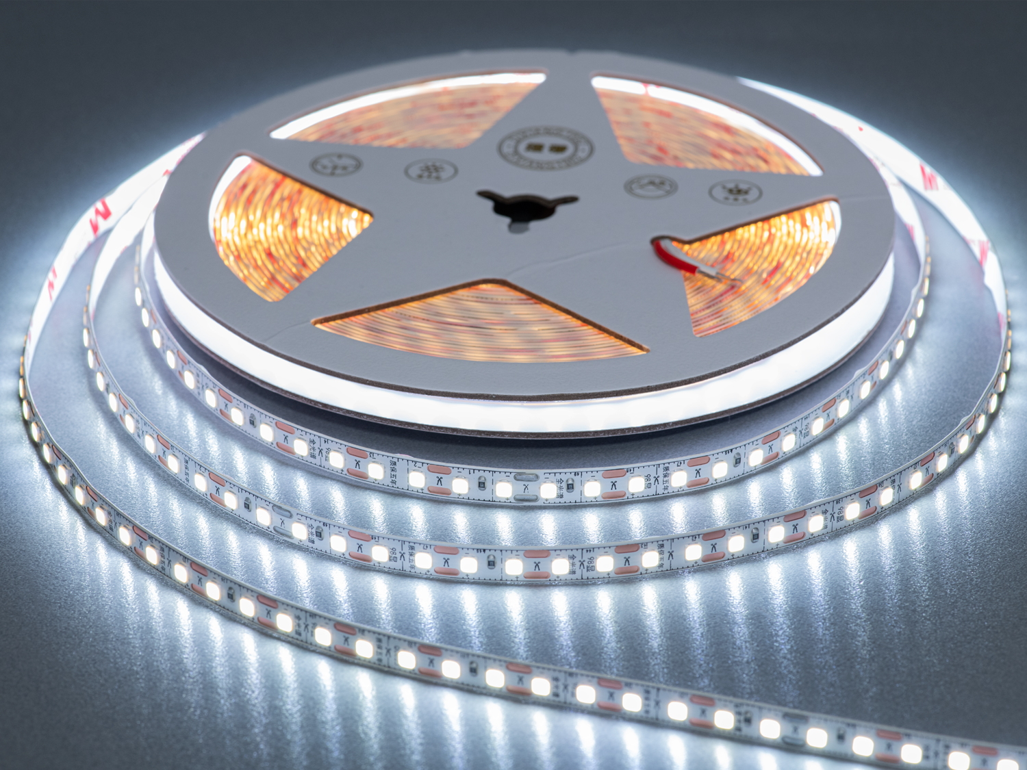 LED стрічка 24В, 120 діодів на метр, 8мм, холодний. Придбайте діодну стрічку, яка поєднує в собі ефективність, довговічність, легкість монтажу та широкий спектр застосування. 