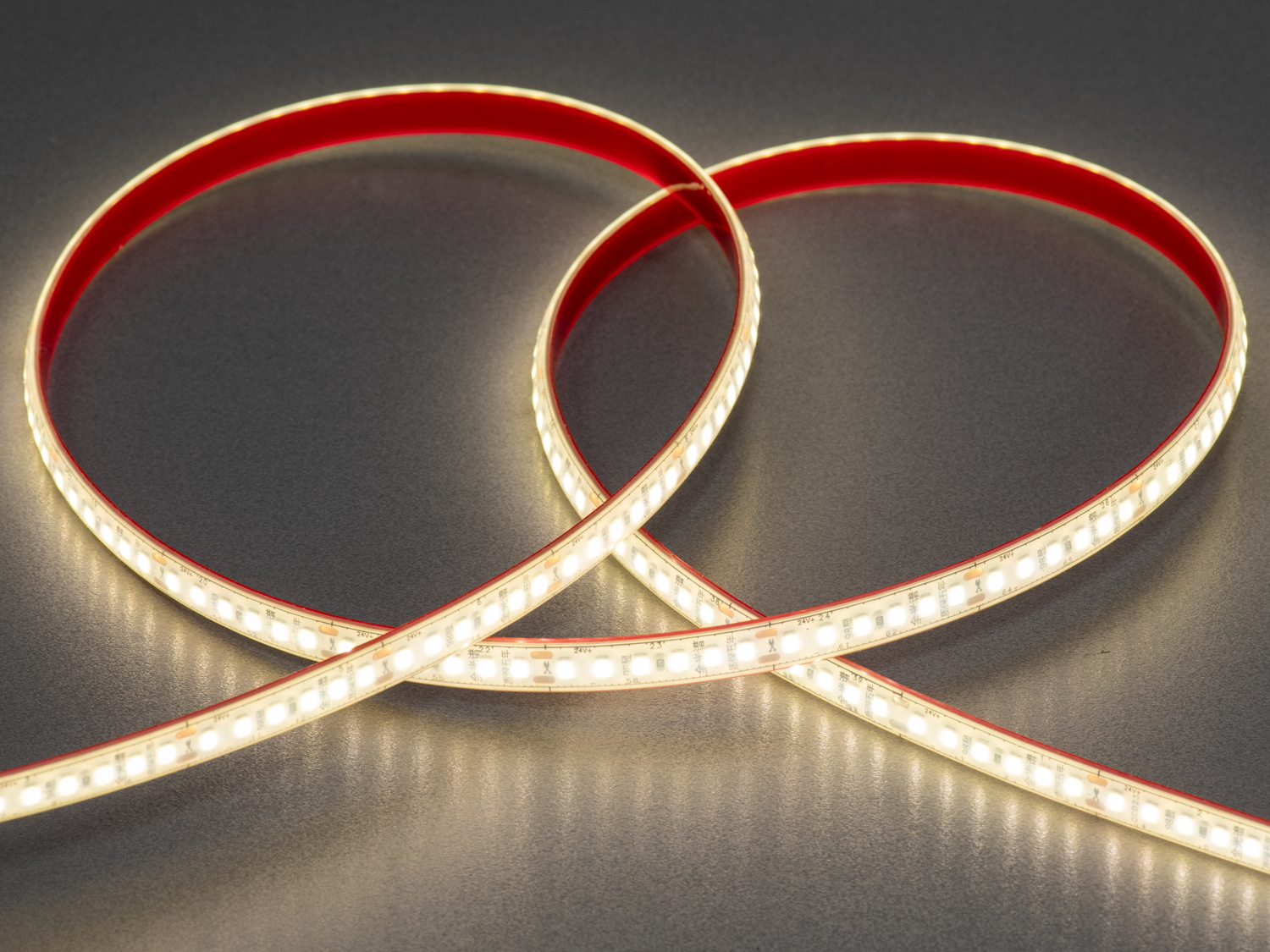 LED стрічка 24В, 180 шт/м, герметична, 8мм, теплий. Забезпечує стабільну роботу без пульсацій навіть на довгих відрізках, що робить її ідеальним рішенням для професійного монтажу.