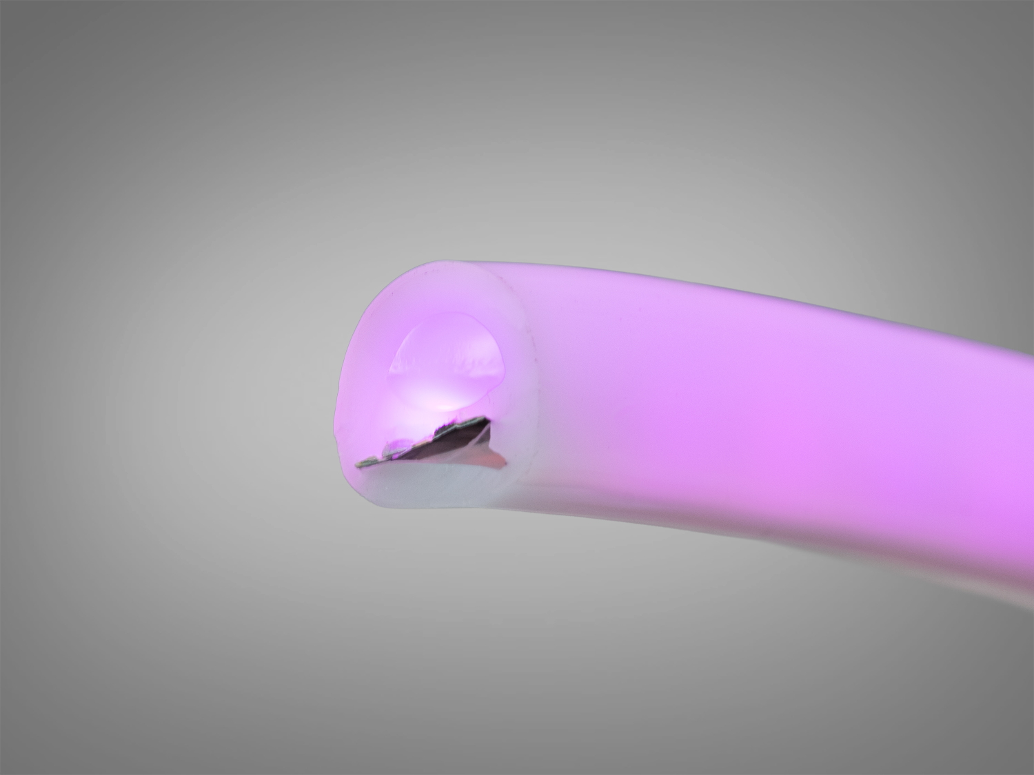 LED NEON 220в, герметичний, 7x15мм, блакитний. Придбайте гнучку неонову стрічку, надійне, яскраве та економічне рішення для зовнішнього, технічного та архітектурного освітлення.