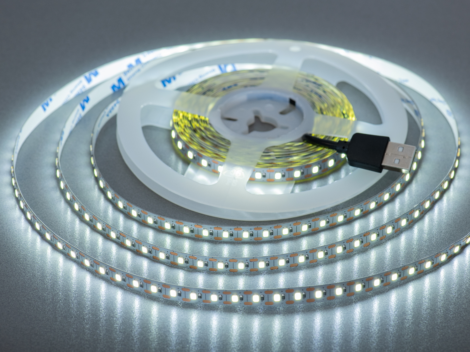 LED стрічка 5В з USB, 120 діодів на метр, 8мм, холодний. Купити лед стрічку для підсвітки дзеркала — означає покращити щоденні ритуали освітлення обличчя, макіяжу чи гоління.