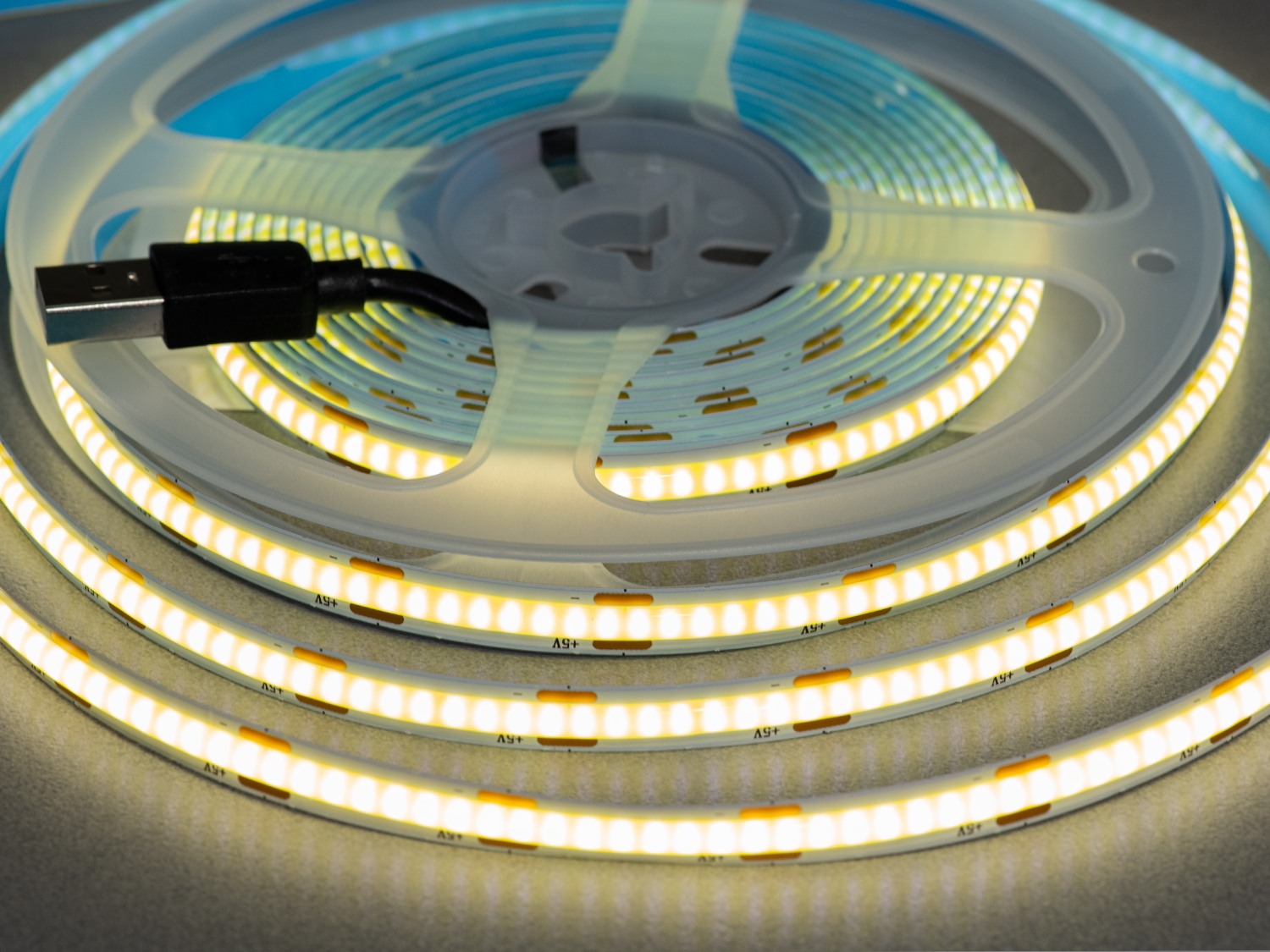 COB LED стрічка 5В з USB, 320 діодів на метр, 8мм, нейтральний. Це вдале поєднання сучасної led технології, зручності USB підключення та природного нейтрального світла.