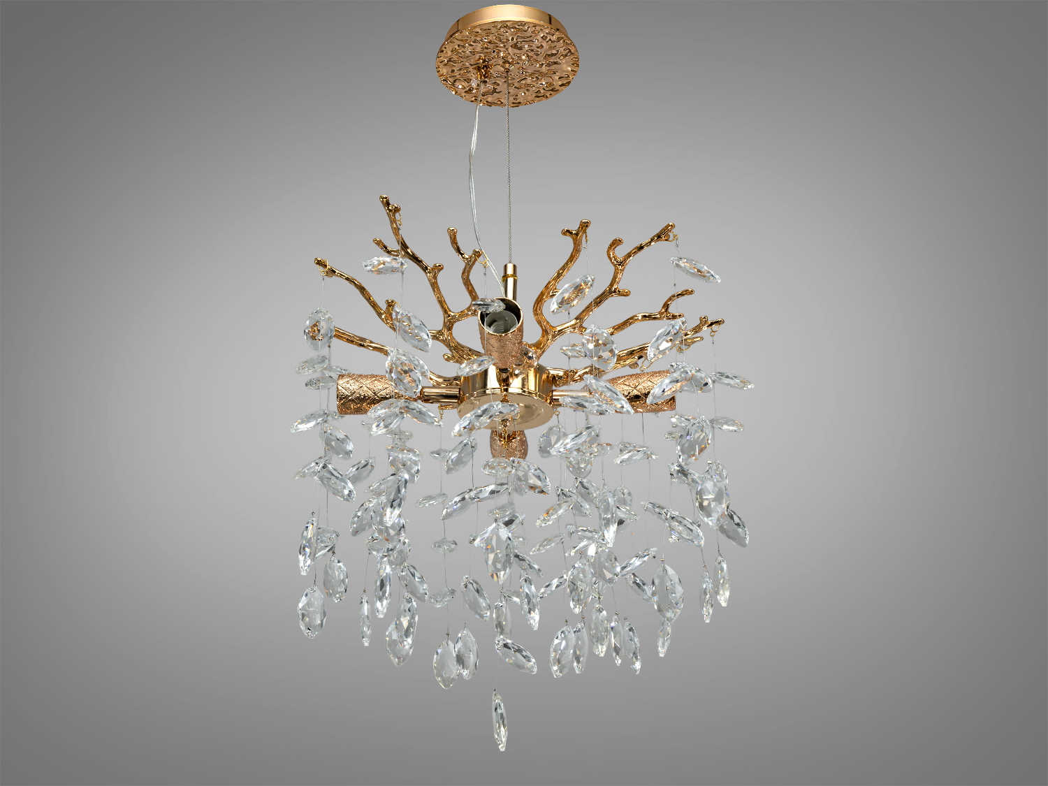 Підвісна люстра з кришталевими підвісками, що нагадують краплі води, підвішена на золотистій основі з гілками.