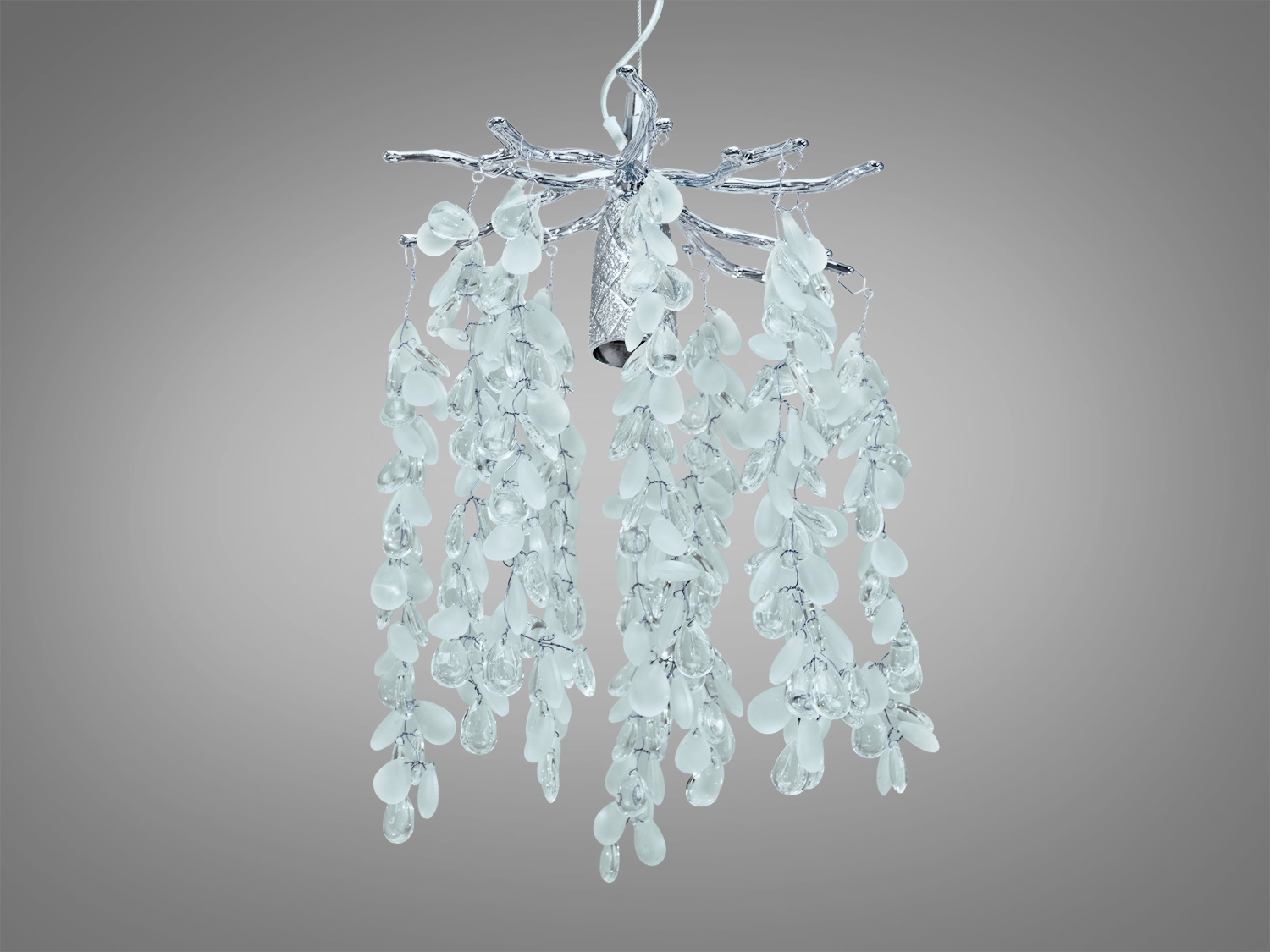 Підвісний світильник з гіллястим дизайном та підвісками у формі крапель. Підходить для створення акценту в інтер′єрі.